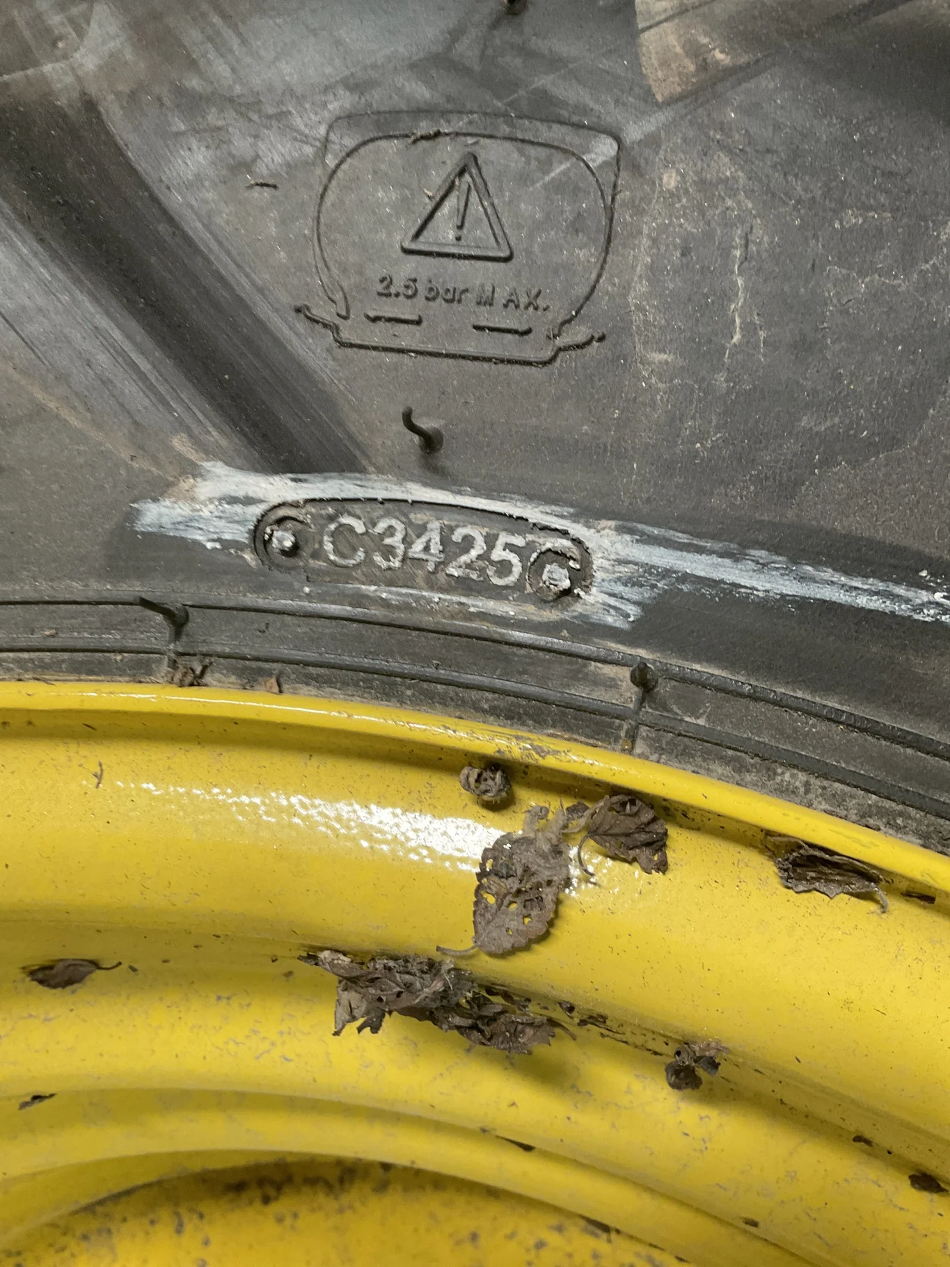 Take-Off 19.5L-24 151A8 BKT AT621 TL R-4 95-100% On 15 x 24 8-8-6 3.125"BS Yellow Solid Wheel image 4