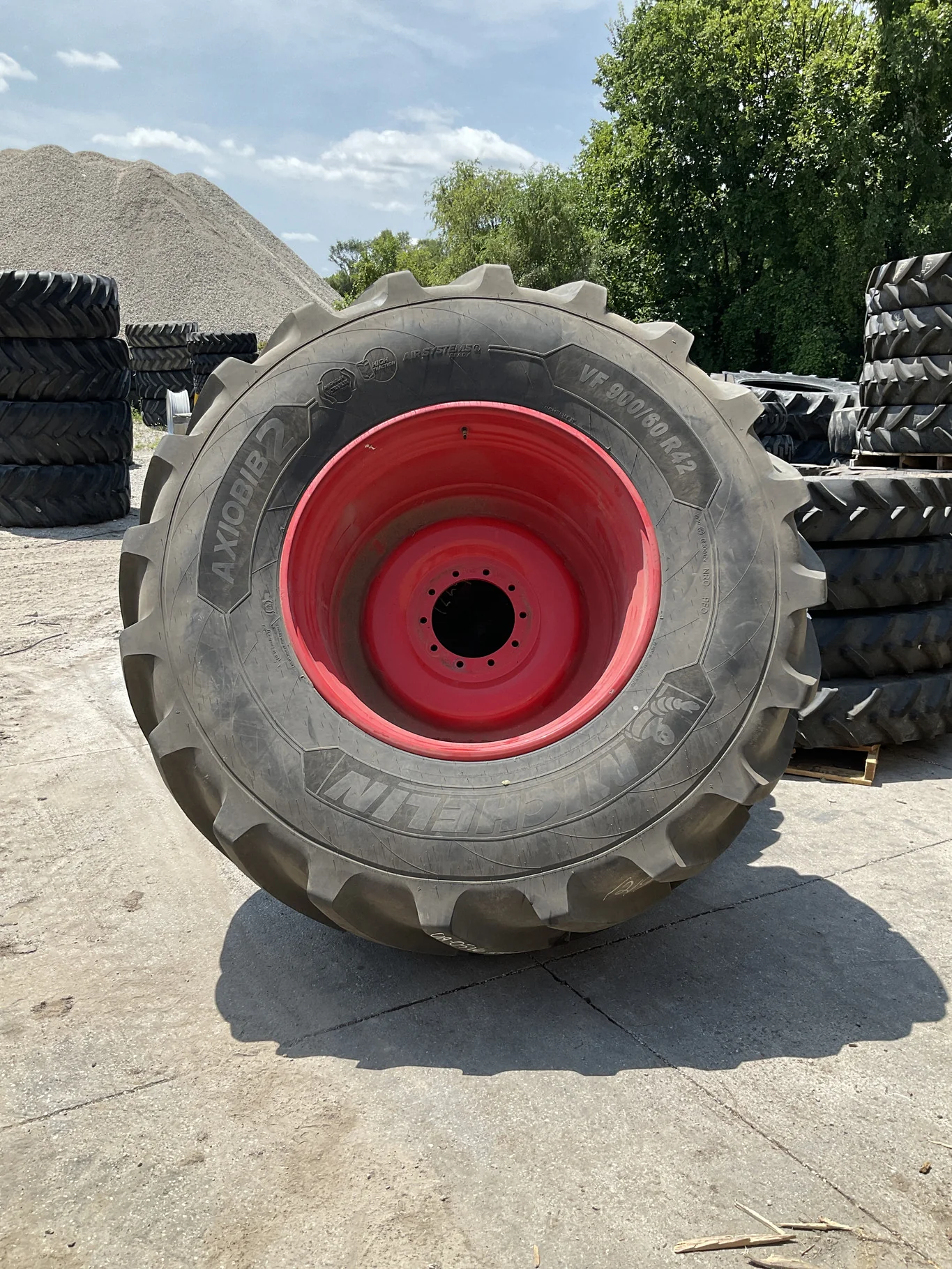 Used VF900/60R42 189D Michelin Axiobib2 TL R-1W 95-100% On 28 x 42 10-13.19-11.07 14"BS Fendt Red