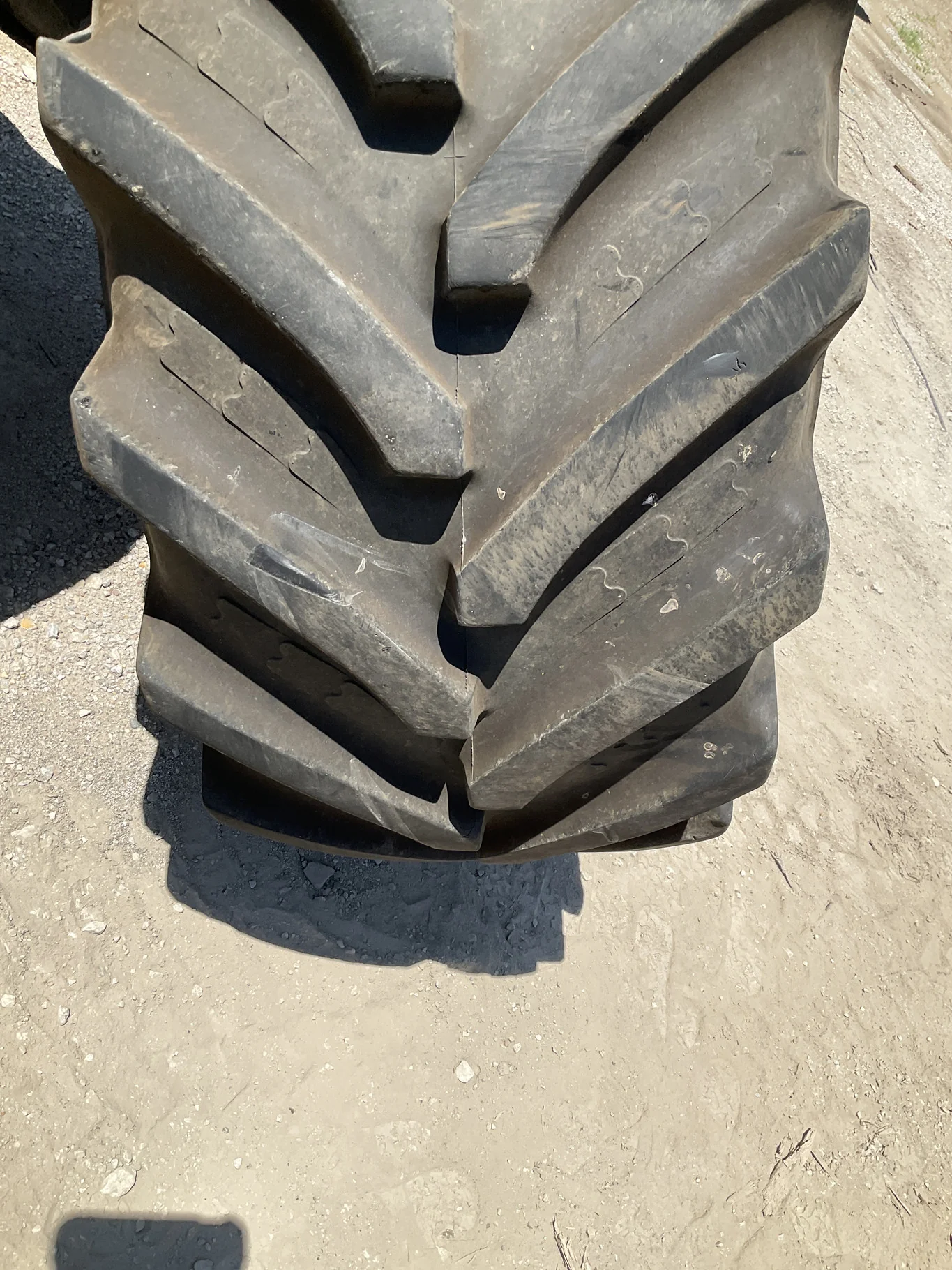 Used 600/65R28 154D BKT Agrimax RT657 TL R-1W 75-80% On 18 X 28 10-13.19-11.07 2.625"BS Titan Yellow image 2