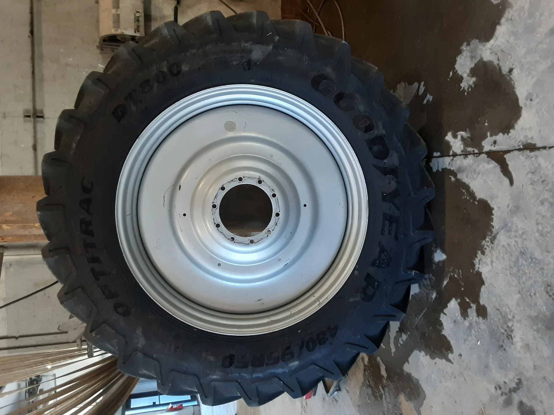 Used 480/95R50 Goodyear Optitrac DT800 164B R-1W TL 95% on a 15 x 50 10-13.189-11.07 CIH S Dual Whee image 2