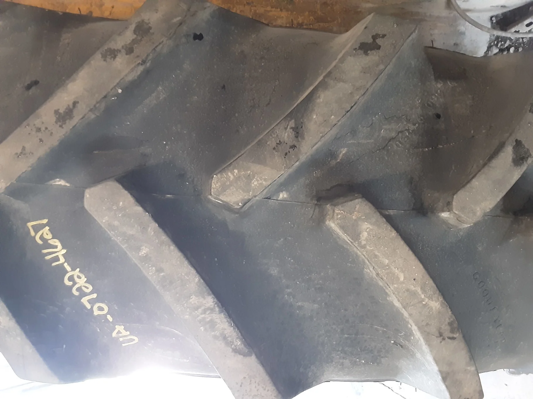 Used 480/95R50 Goodyear Optitrac DT800 164B R-1W TL 95% on a 15 x 50 10-13.189-11.07 CIH S Dual Whee image 3