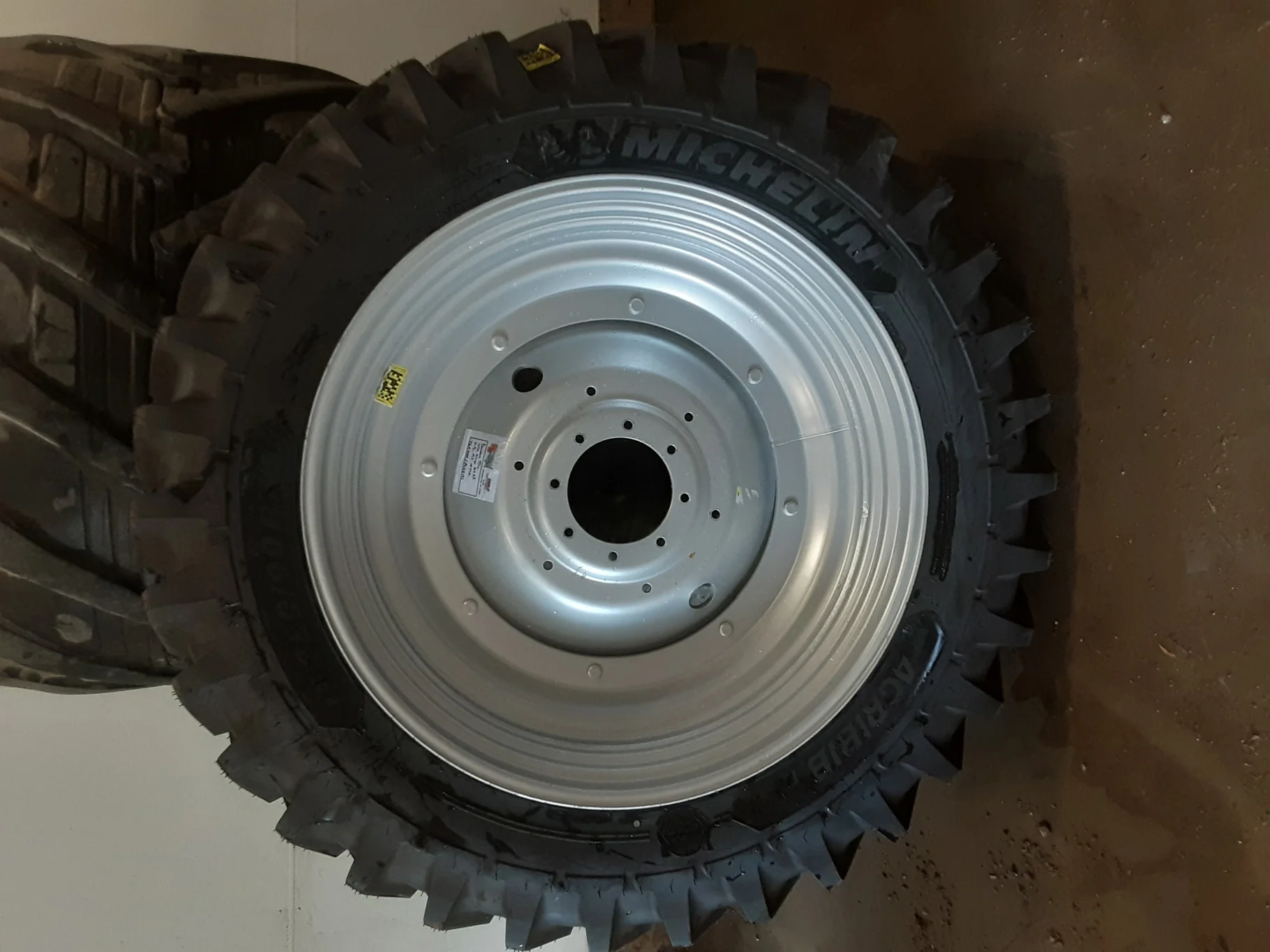 Take-Off IF380/90R46 165A8/B Michelin AgriBib RC R1W TL 12 x 46 8-10.875-8.625 CIH Silver Wheel/Disc image 2