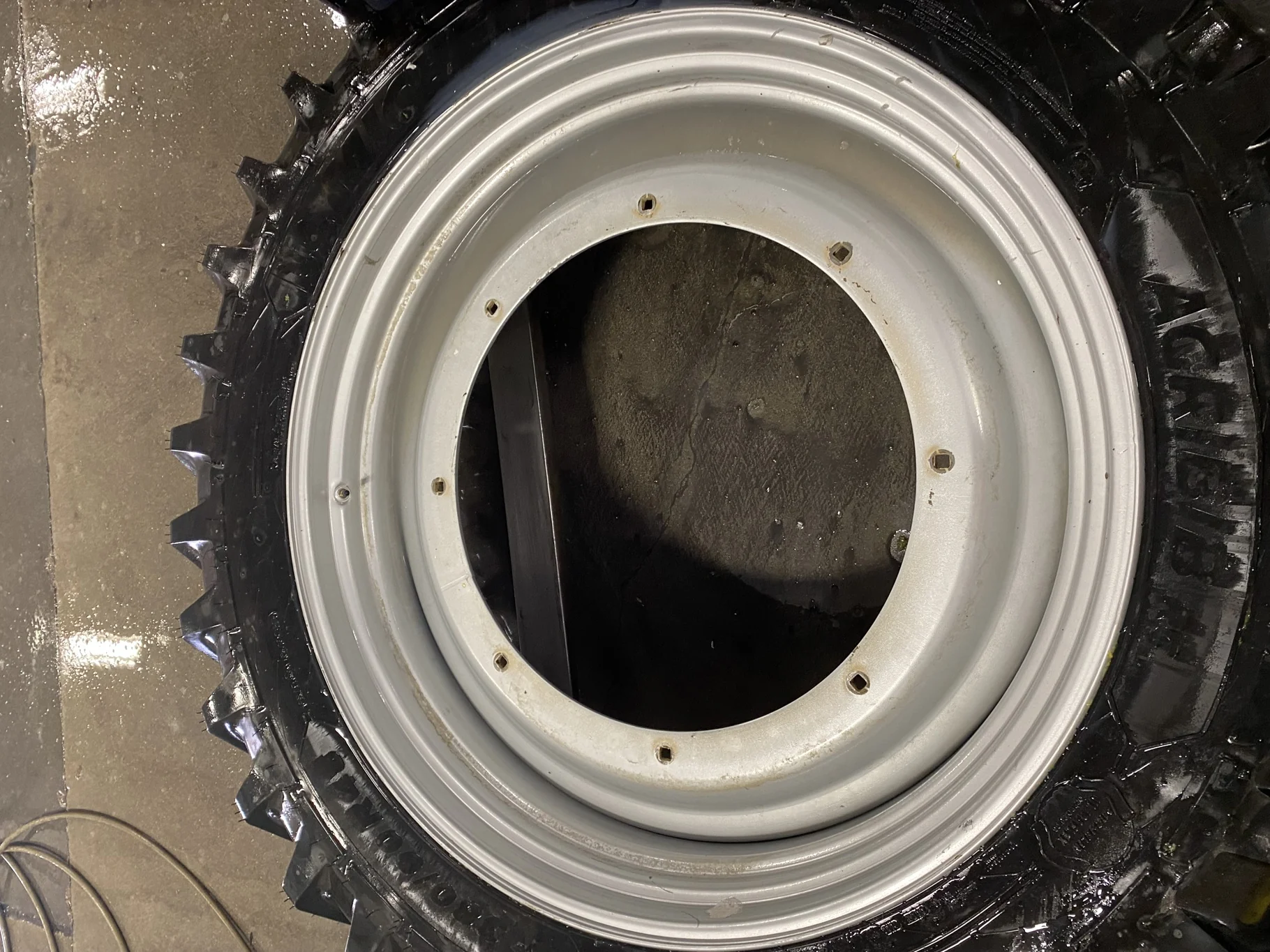 Take-Off IF380/90R46 165A8/B Michelin AgriBib RC R1W TL on 12 x 46 8-10.875-8.625 Case Silver Wheel image 2