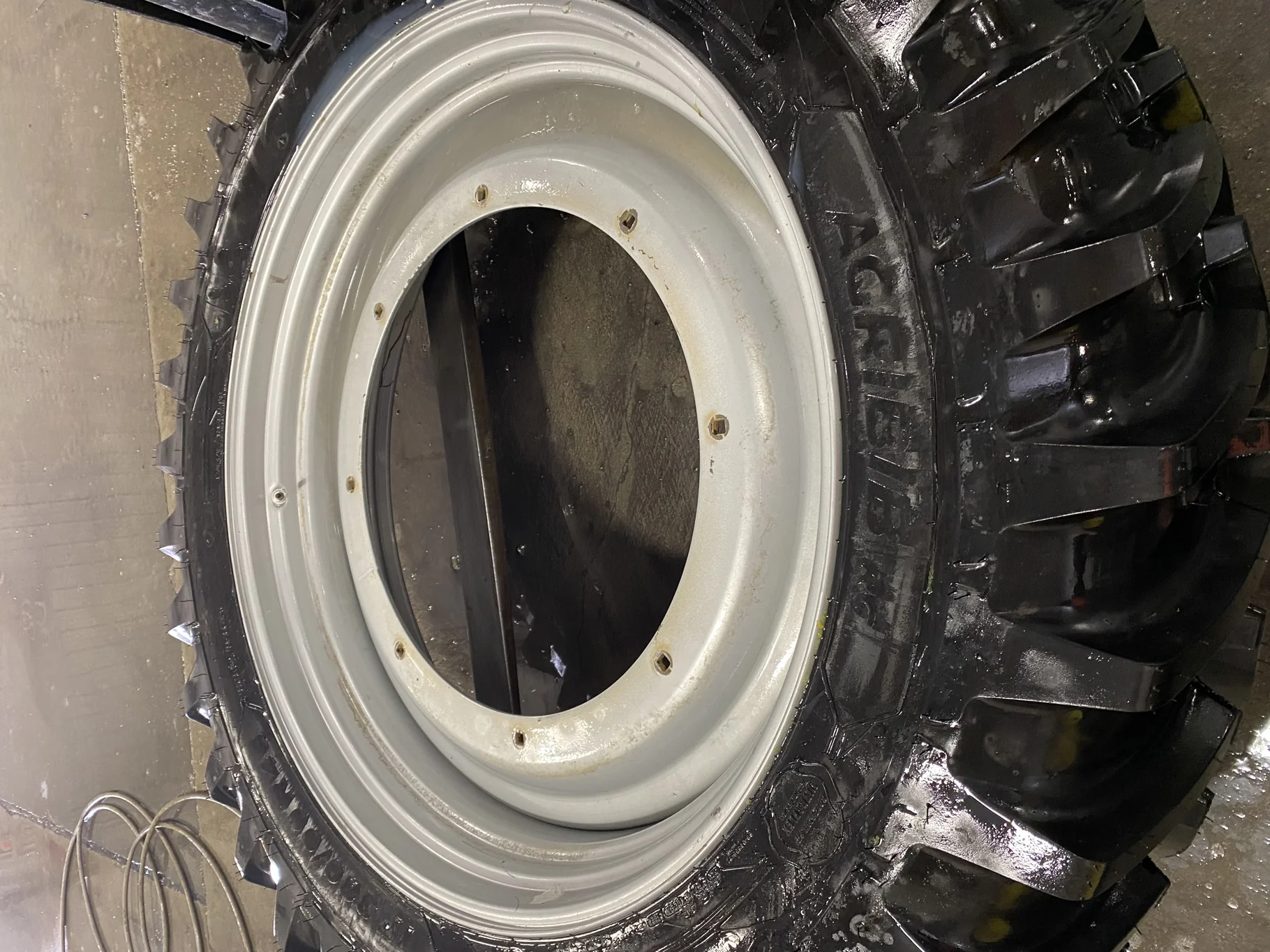 Take-Off IF380/90R46 165A8/B Michelin AgriBib RC R1W TL on 12 x 46 8-10.875-8.625 Case Silver Wheel image 3