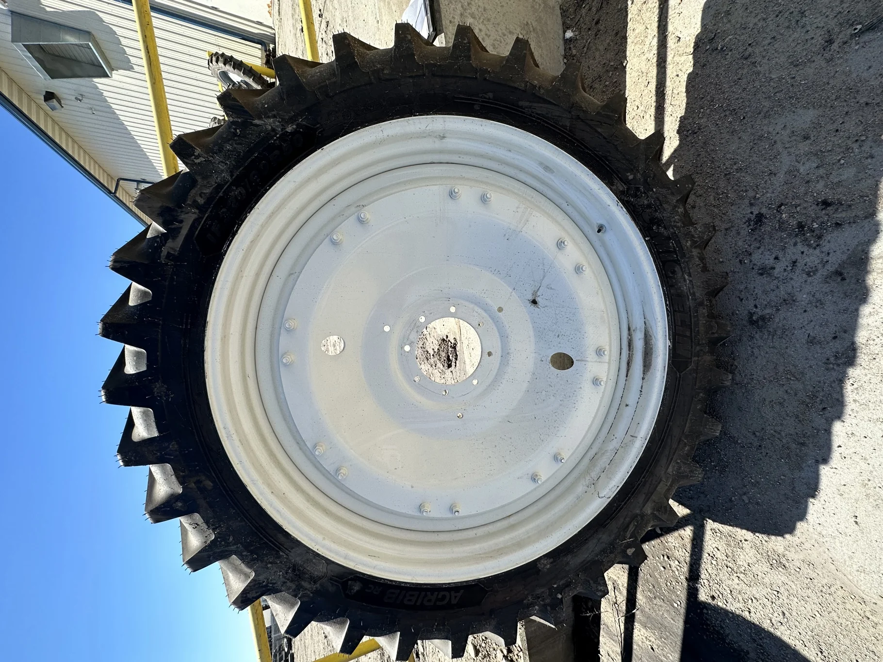 Take-Off IF320/90R50 Michelin AgriBib Row Crop 158B TL on 10 X 50  8-10.826 NH W Waffle Wheel image 2