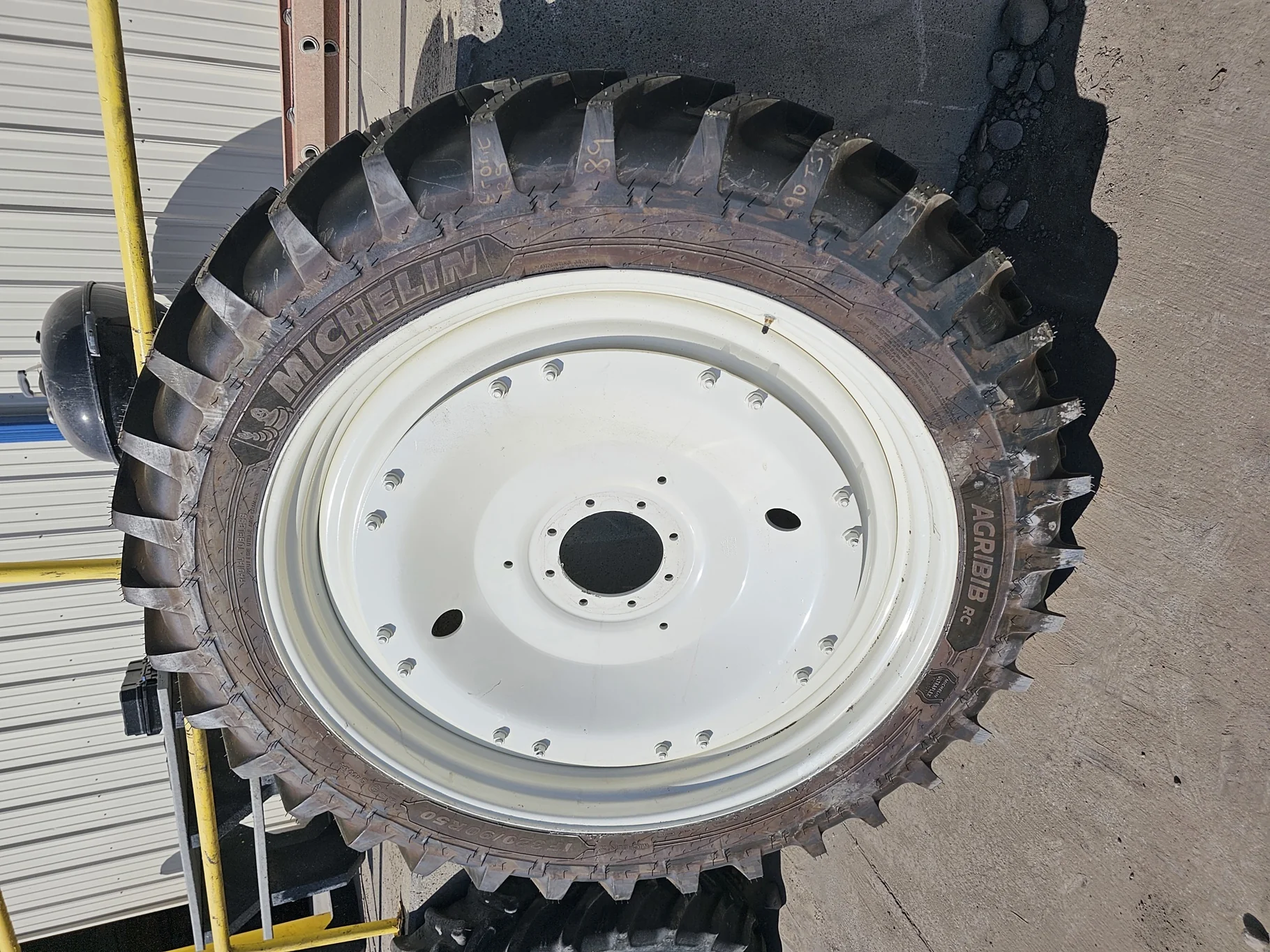 Take-Off IF320/90R50 Michelin AgriBib Row Crop R1W 158B on 10 x 50 8-10.82-8.78 NH W Stub Disc Wheel