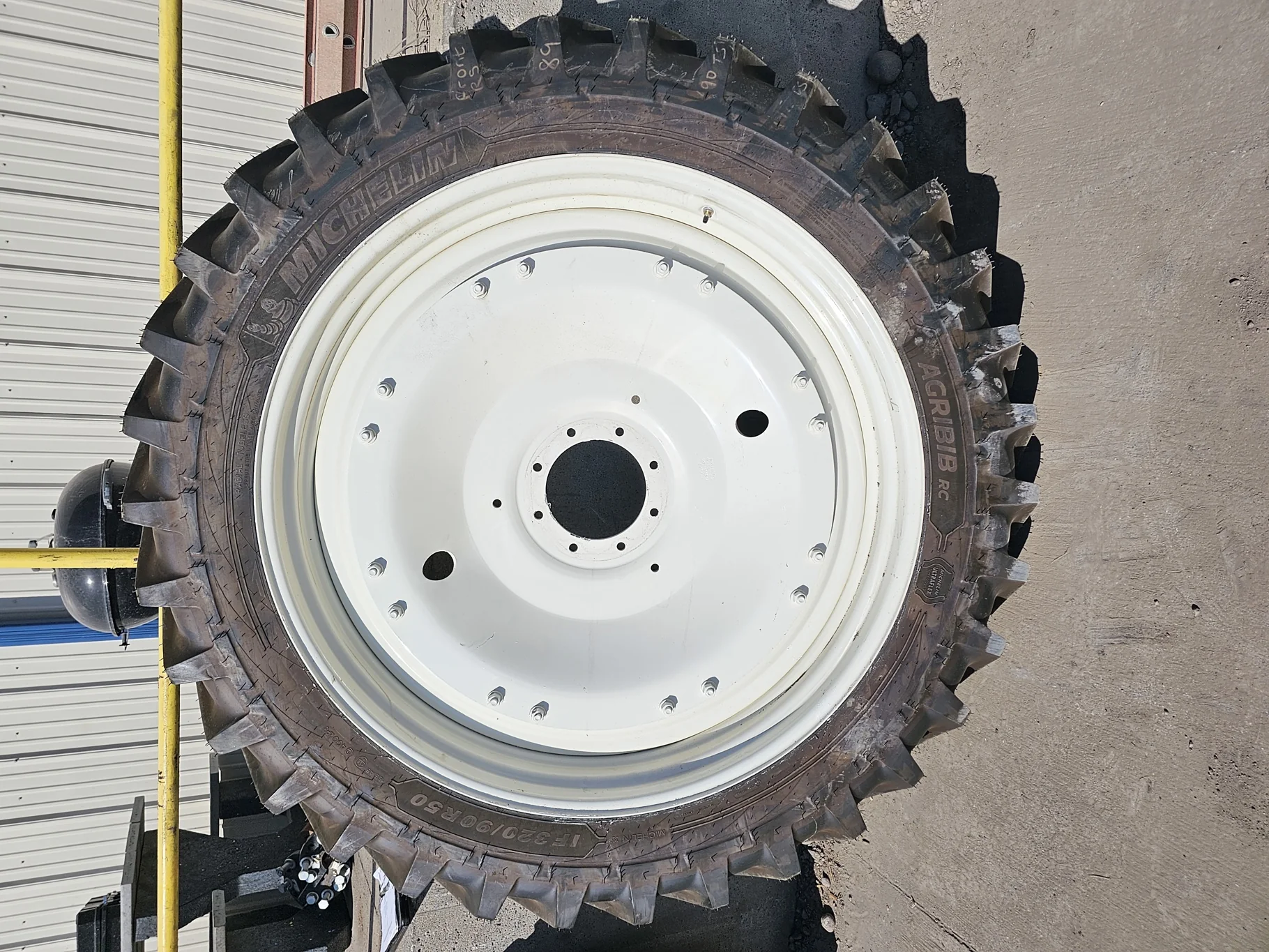 Take-Off IF320/90R50 Michelin AgriBib Row Crop R1W 158B on 10 x 50 8-10.82-8.78 NH W Stub Disc Wheel image 2