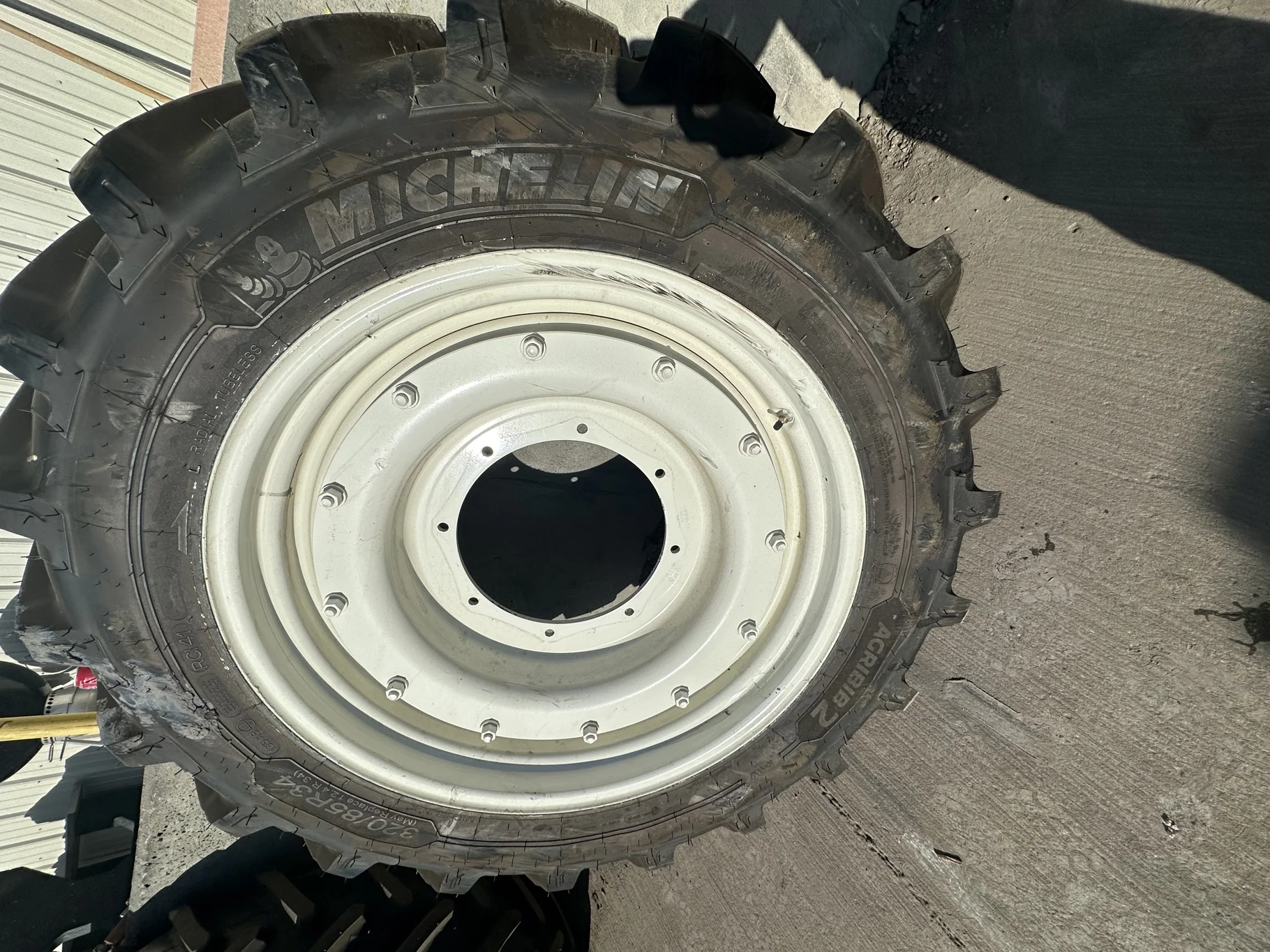Take-Off 320/85R34 (12.4R34) Michelin AgriBib 2 R-1W 133A8/133B TL on a 10 X 34 NH White Stub Disc