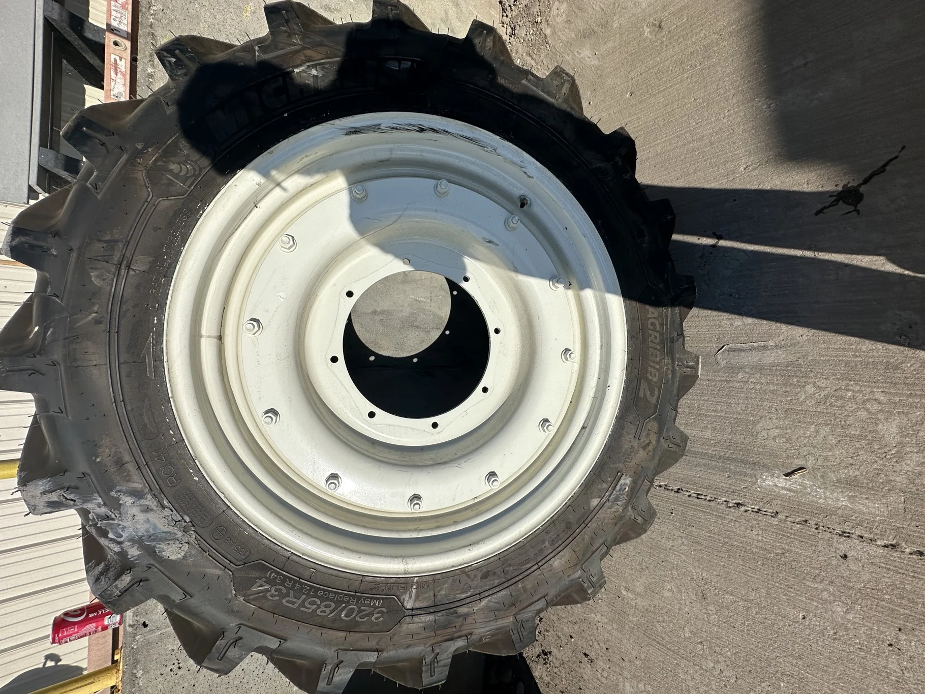 Take-Off 320/85R34 (12.4R34) Michelin AgriBib 2 R-1W 133A8/133B TL on a 10 X 34 NH White Stub Disc image 2