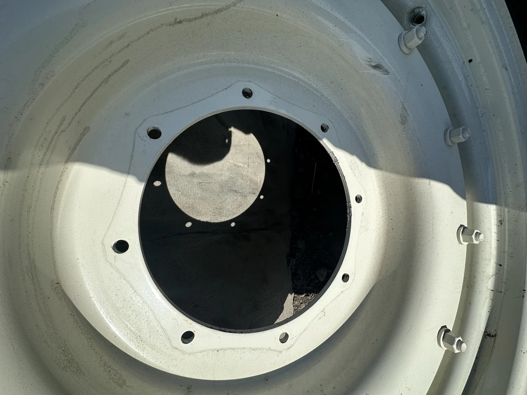 Take-Off 320/85R34 (12.4R34) Michelin AgriBib 2 R-1W 133A8/133B TL on a 10 X 34 NH White Stub Disc image 3