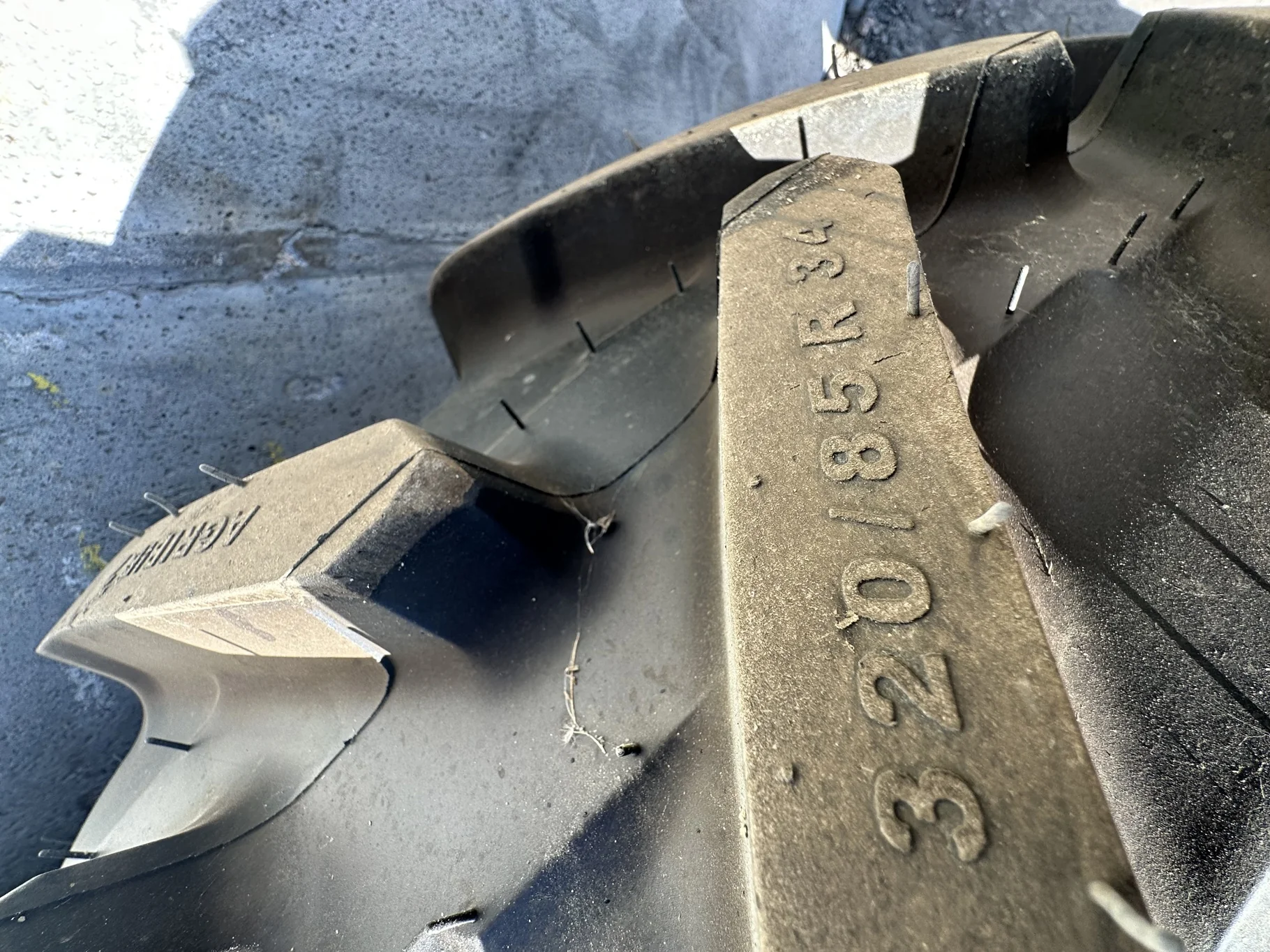 Take-Off 320/85R34 (12.4R34) Michelin AgriBib 2 R-1W 133A8/133B TL on a 10 X 34 NH White Stub Disc image 6