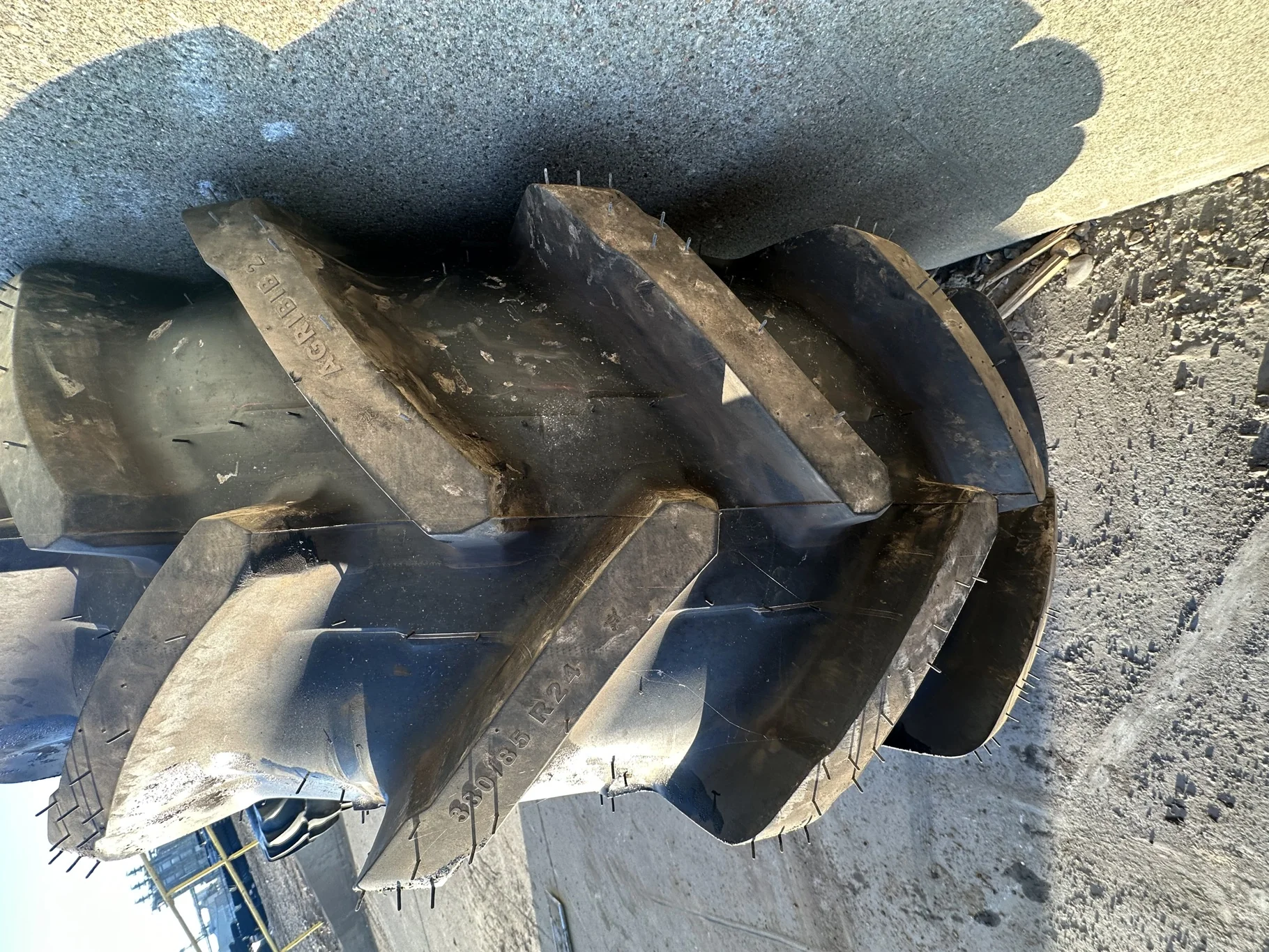 Take-Off 380/85R24 Michelin AgriBib2 R-1W 130A8/127B TL on a 12 X 24 JD Yellow 2 Bolt GKN Waffle Wh image 4