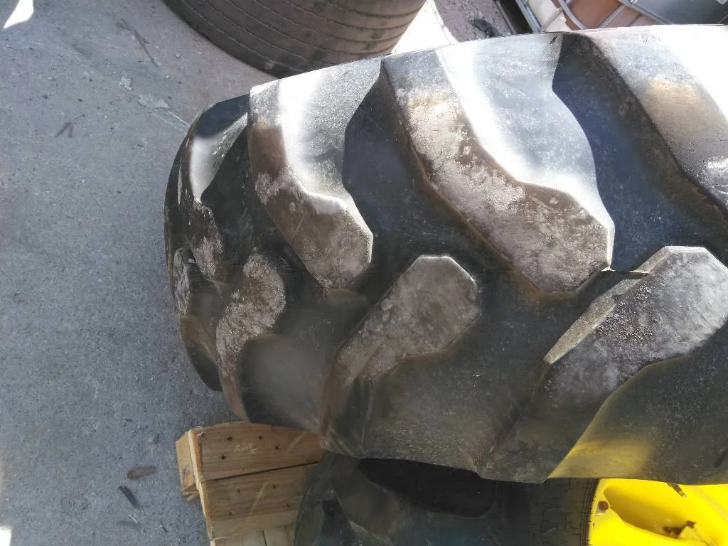 Used 19.5L-24 146A8 Goodyear IT525 TL R-4 75-80% On 15 x 24 8-8-6 GKN 4/2 Clamp/Disc image 4