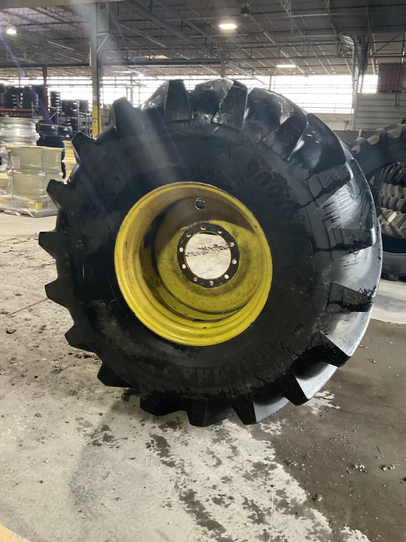 Used 900/60R32 185A8 BKT Agrimax Teris TL R-1W 85-90% On 30 x 32 10-13.19-11.07 12.75"BS Yellow image 2