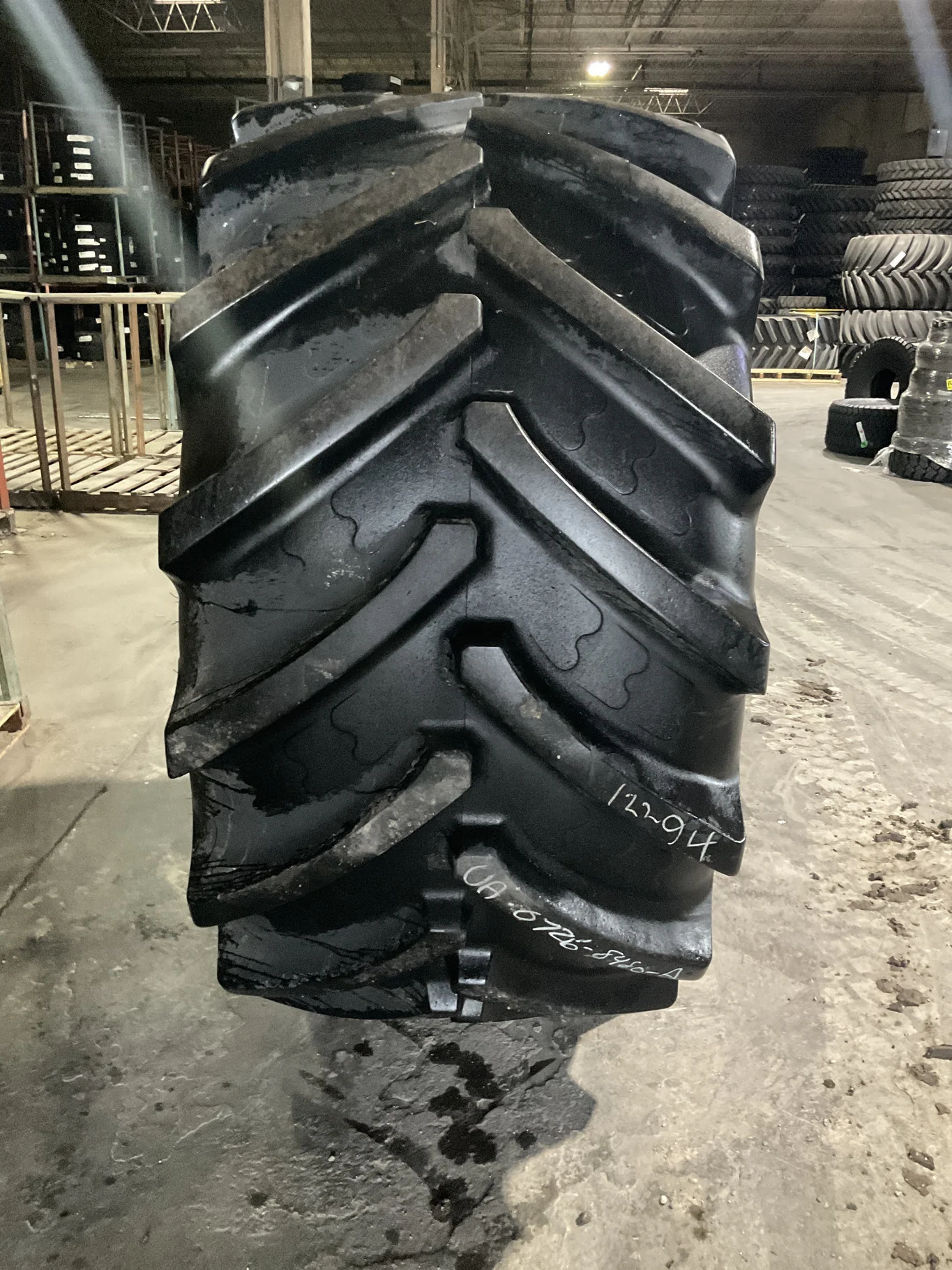 Used 900/60R32 185A8 BKT Agrimax Teris TL R-1W 85-90% On 30 x 32 10-13.19-11.07 12.75"BS Yellow image 3