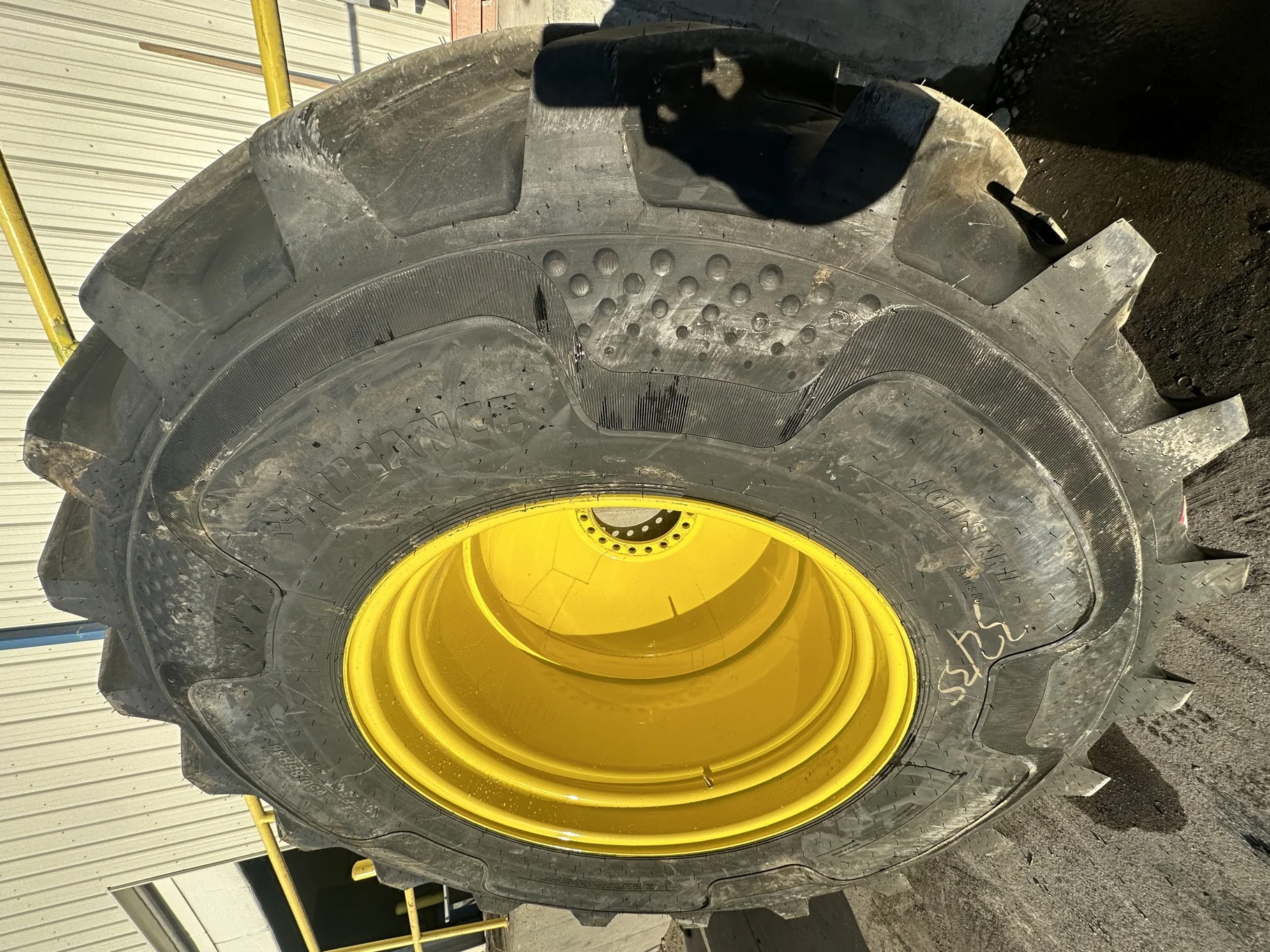 Take-Off 650/85R38 Alliance Agristar 2 R-1W 173D TL on a 23 X 38 JD Yellow 20 Bolt (.938) Insi