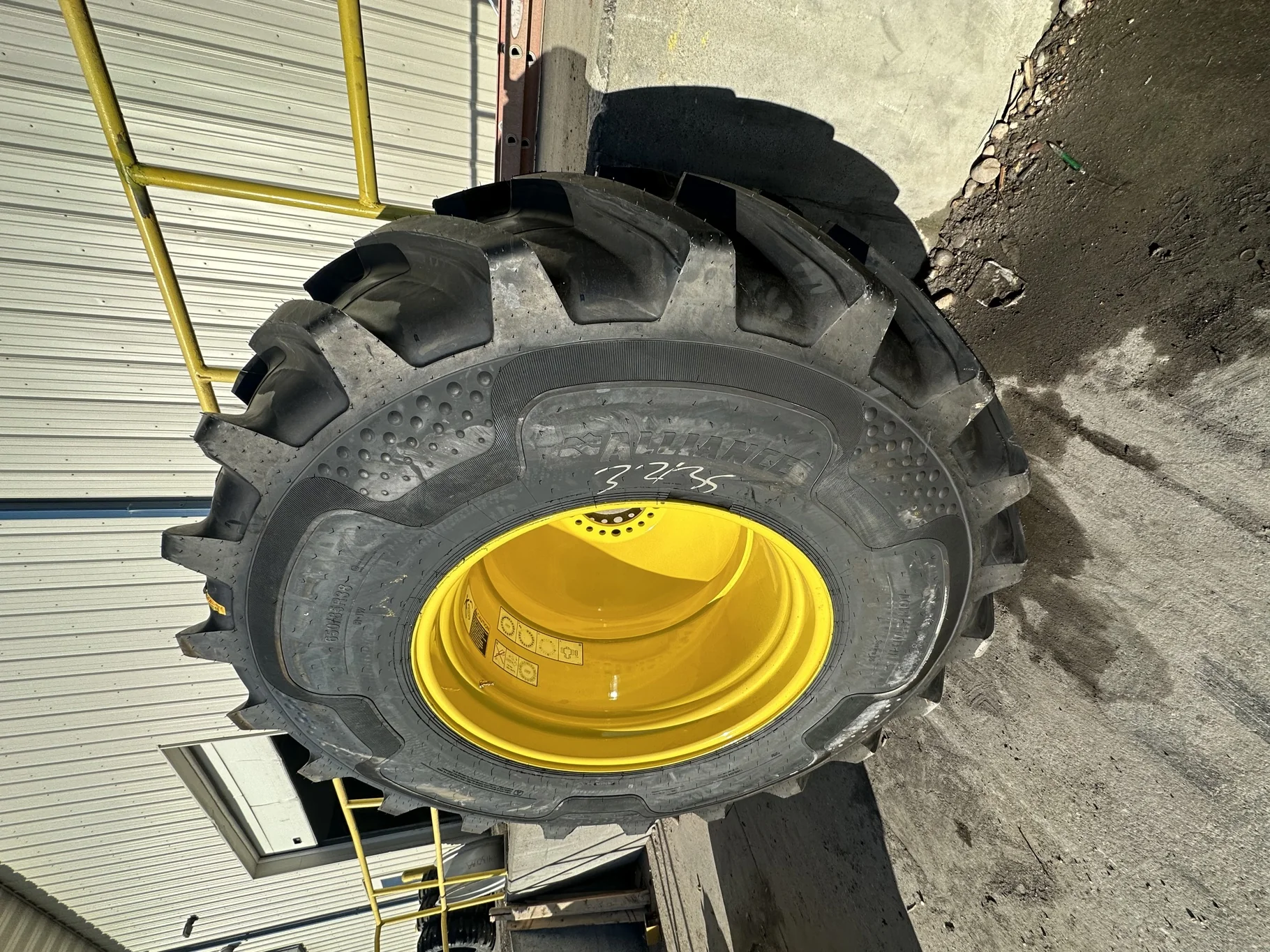 Take-Off 650/85R38 Alliance Agristar 2 2 R-1W 173B TL on a 23 X 38 JD Yellow 20 Bolt (.938) Ou