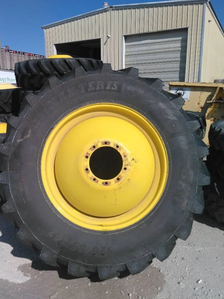 Take-Off 520/85R42 168D BKT Agri Max Teris TL R-1W 95-100% On 18 x 42 10-13.19-11.07 JD Dolly Dual