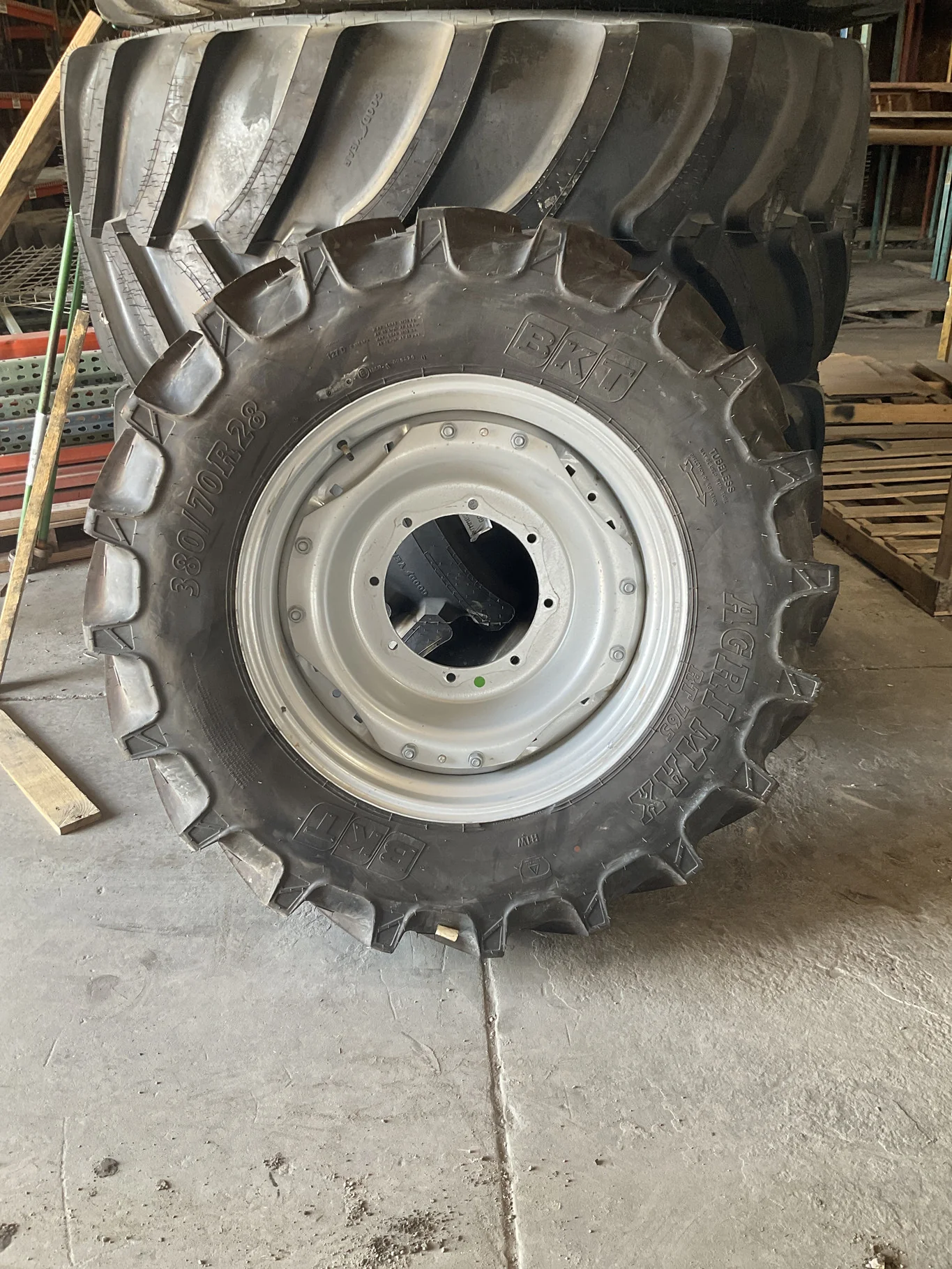 Take-Off 380/70R28 127D BKT AgriMax RT765 TL R-1W 95-100% On 12 x 28 8-12.992-11.446 5.625"BS Silver