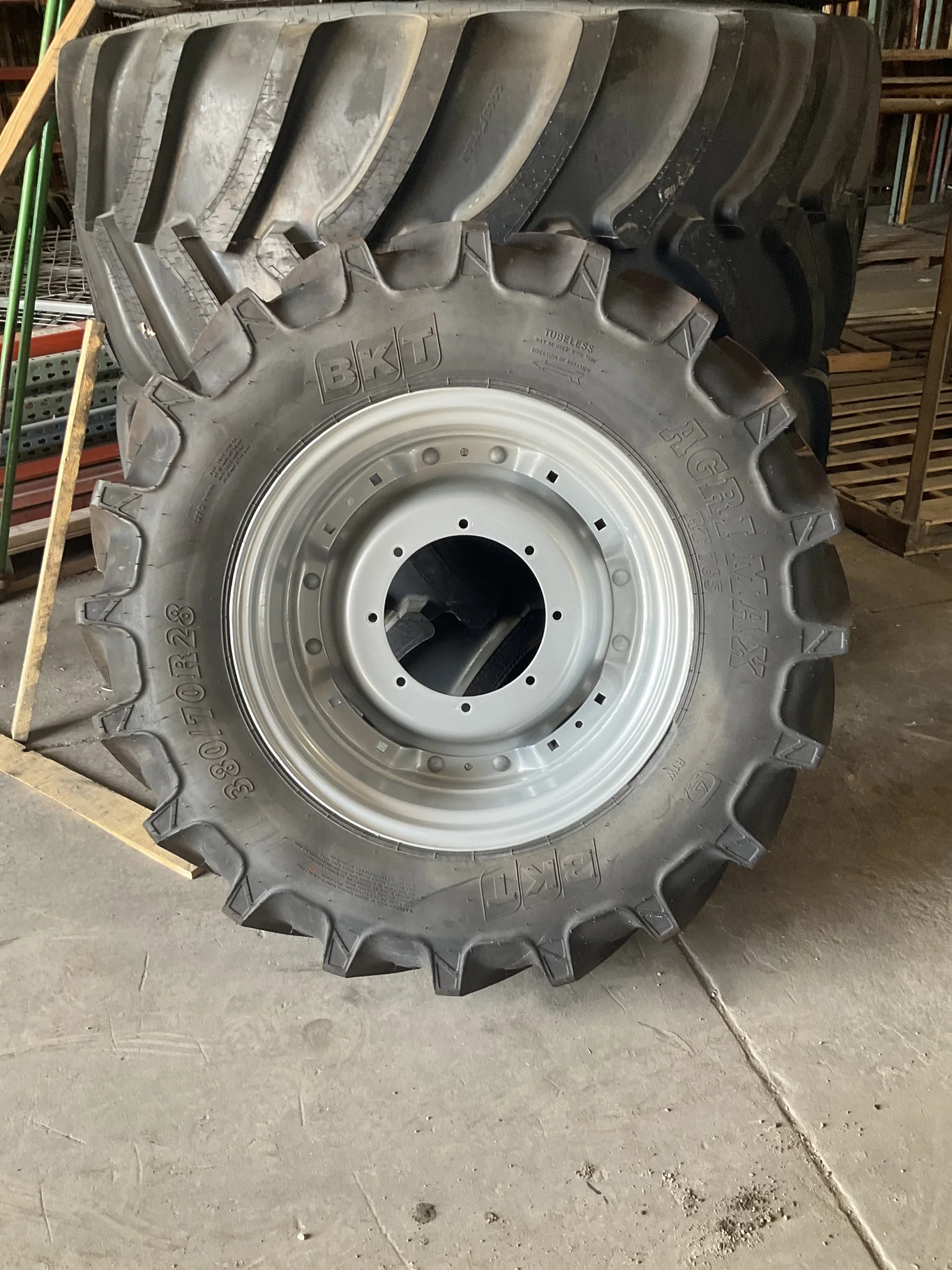 Take-Off 380/70R28 127D BKT AgriMax RT765 TL R-1W 95-100% On 12 x 28 8-12.992-11.446 5.625"BS Silver image 2
