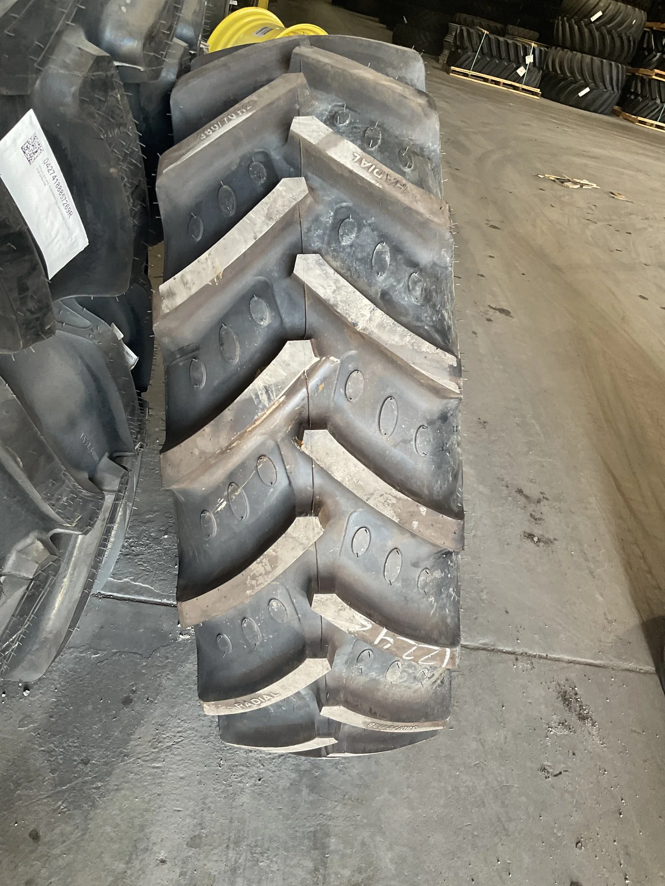 Take-Off 380/70R28 127D BKT AgriMax RT765 TL R-1W 95-100% On 12 x 28 8-12.992-11.446 5.625"BS Silver image 3