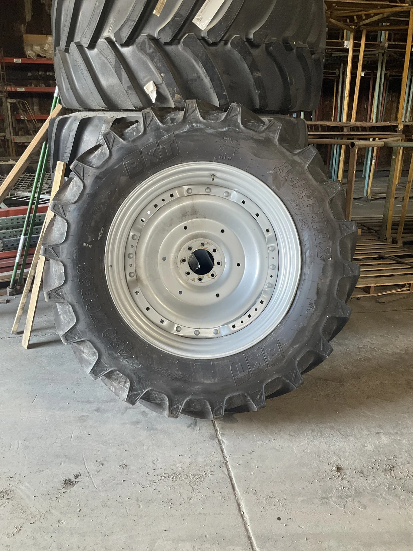 Take-Off 480/70R38 145D BKT AgriMax RT765 TL R-1W 95-100% On 15 x 38 8-8-6 3.375"BS Silver Waffle image 2