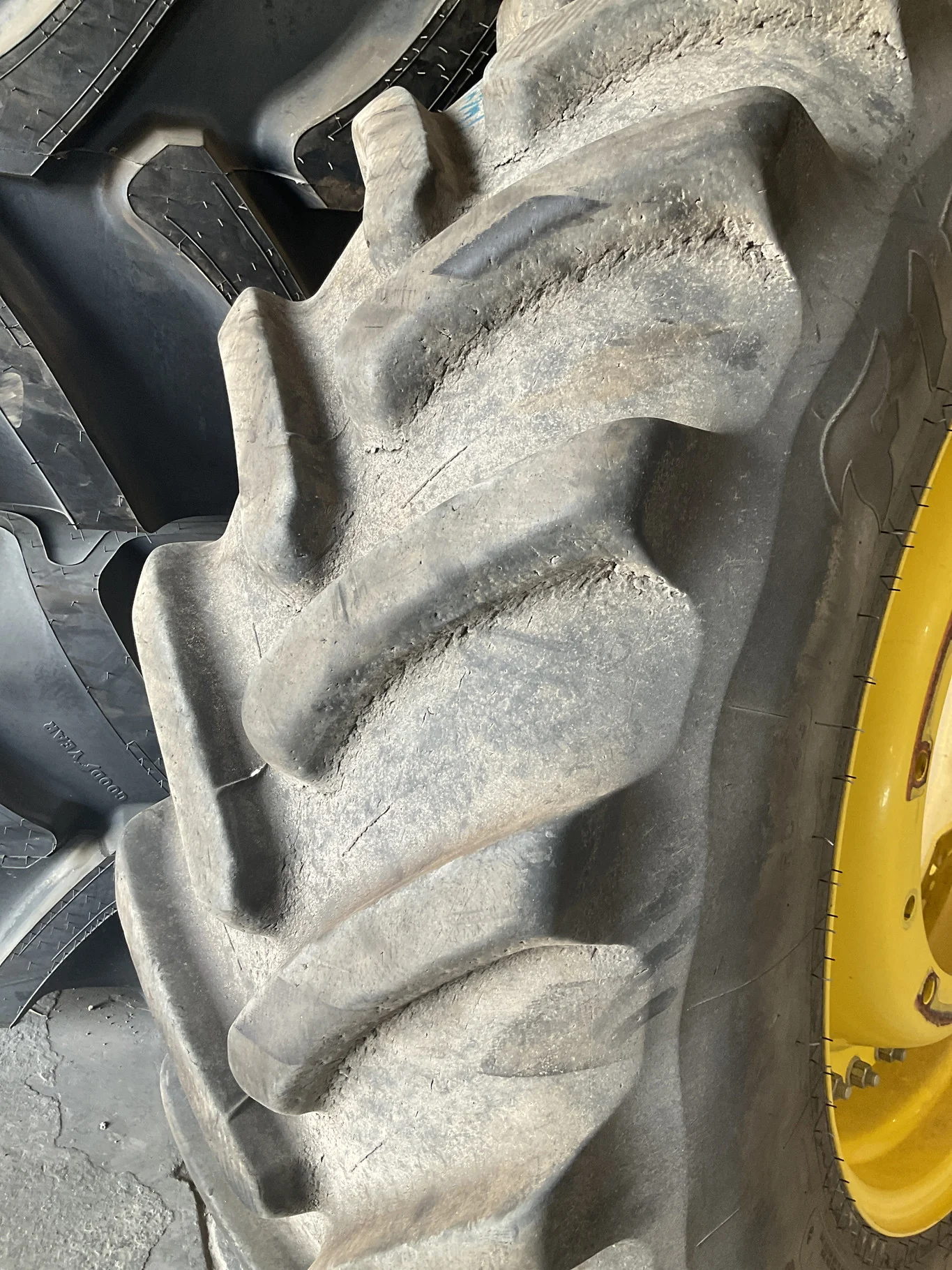 Used 420/85R34 147D Firestone MaxiTraction TL R-1W 80-85% On 15 x 34 12-19.685-17.651 15.375"BS image 4