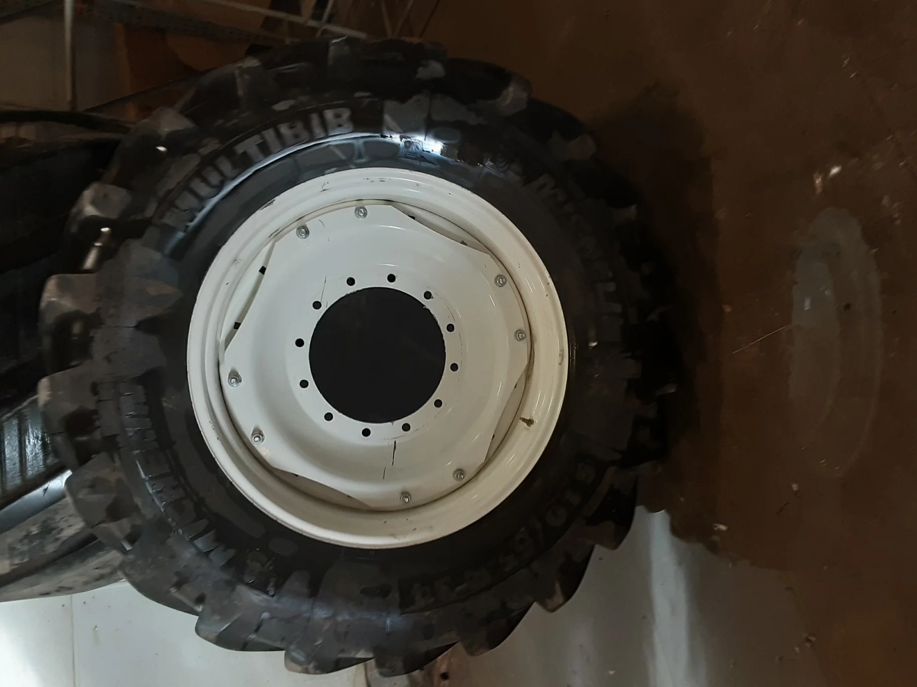 Used 540/65R34 Michelin MultiBib R-1W (145D) TL 95% on a 15 x 34 12-16.75-14.5 NH W Waffle image 2