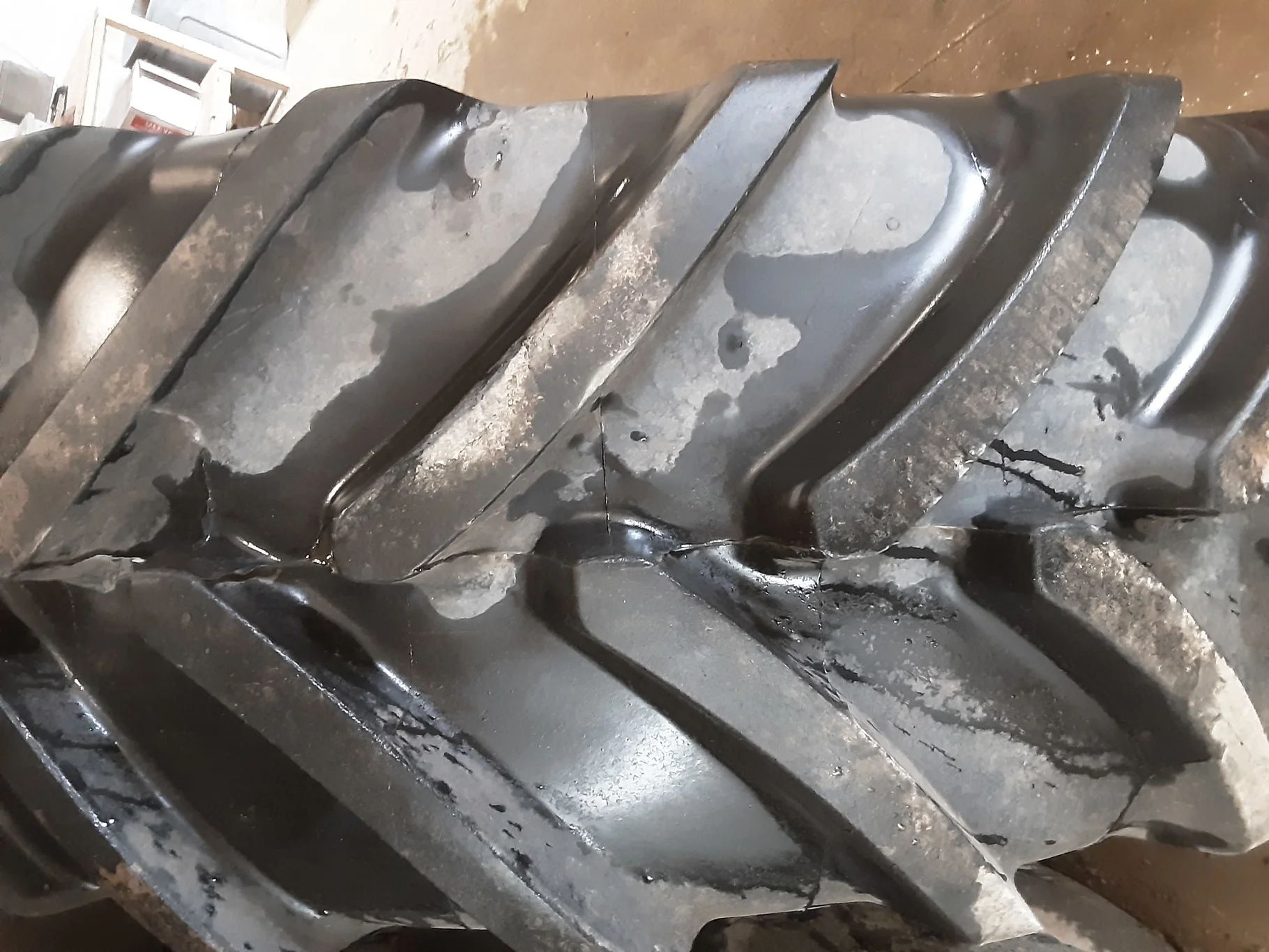 Used 540/65R34 Michelin MultiBib R-1W (145D) TL 95% on a 15 x 34 12-16.75-14.5 NH W Waffle image 3