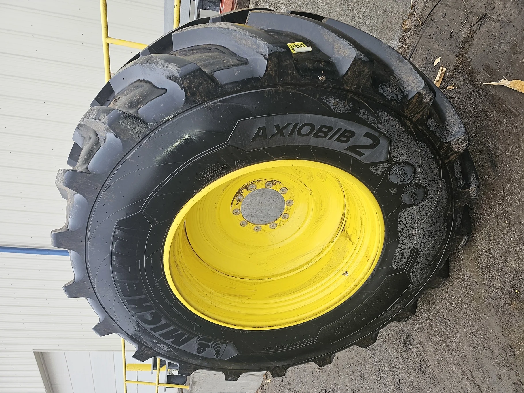 Used VF900/60R42 Michelin Axiobib 2 189D 95% on 30 x 42 JD Yellow 10-13.187-11.08 .906 Combine