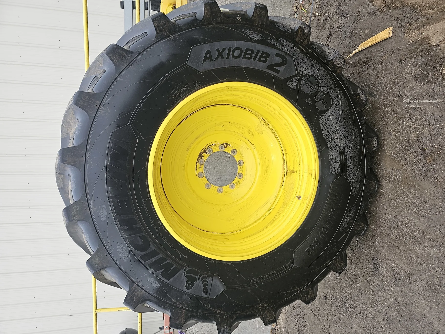 Used VF900/60R42 Michelin Axiobib 2 189D 95% on 30 x 42 JD Yellow 10-13.187-11.08 .906 Combine image 2
