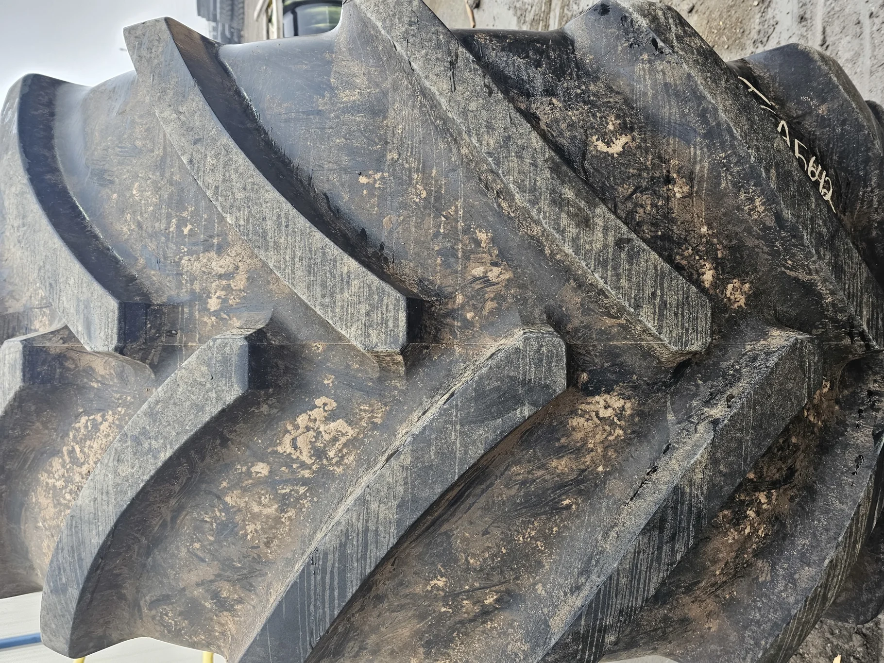 Used VF900/60R42 Michelin Axiobib 2 189D 95% on 30 x 42 JD Yellow 10-13.187-11.08 .906 Combine image 3