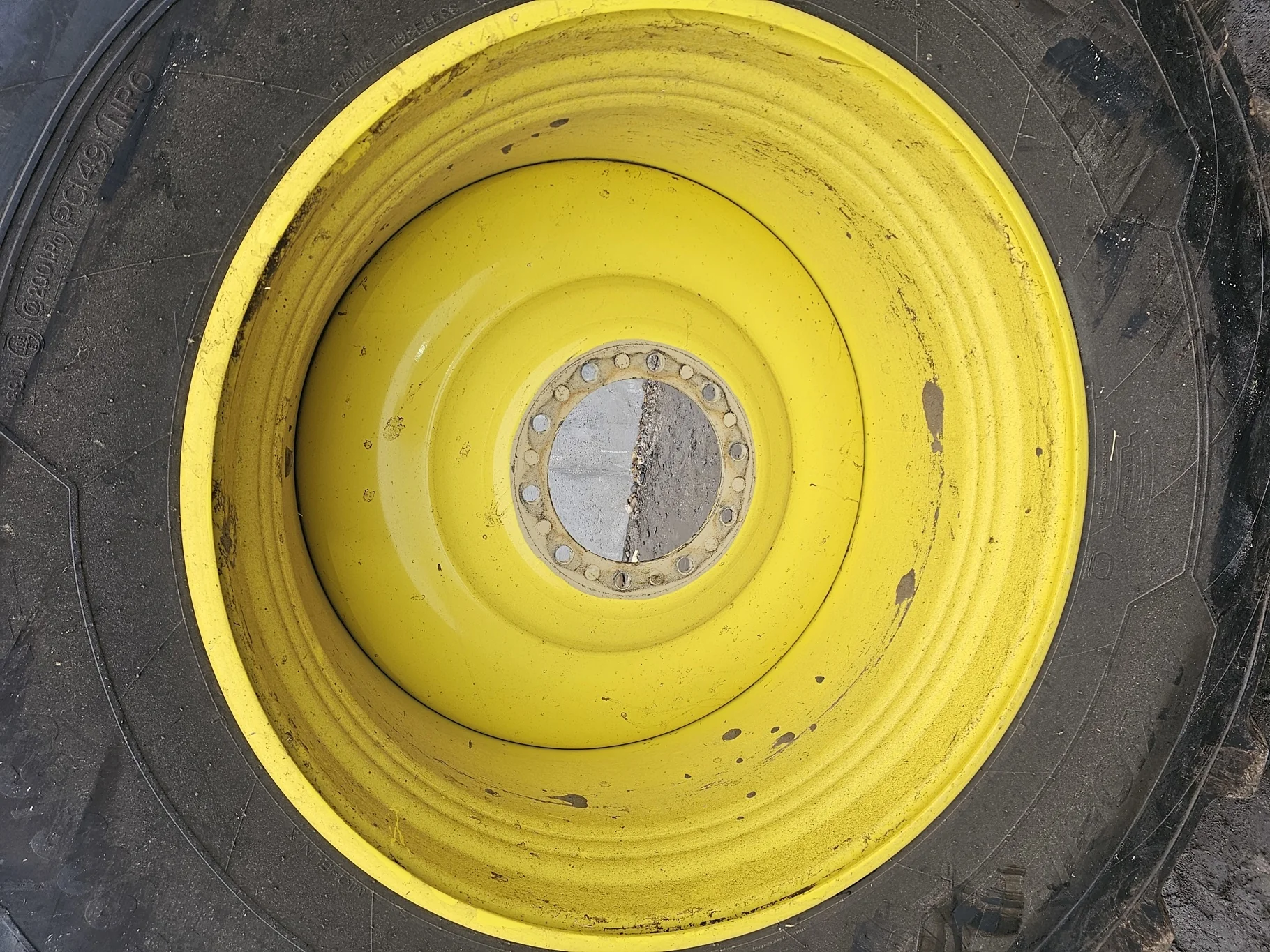 Used VF900/60R42 Michelin Axiobib 2 189D 95% on 30 x 42 JD Yellow 10-13.187-11.08 .906 Combine image 5