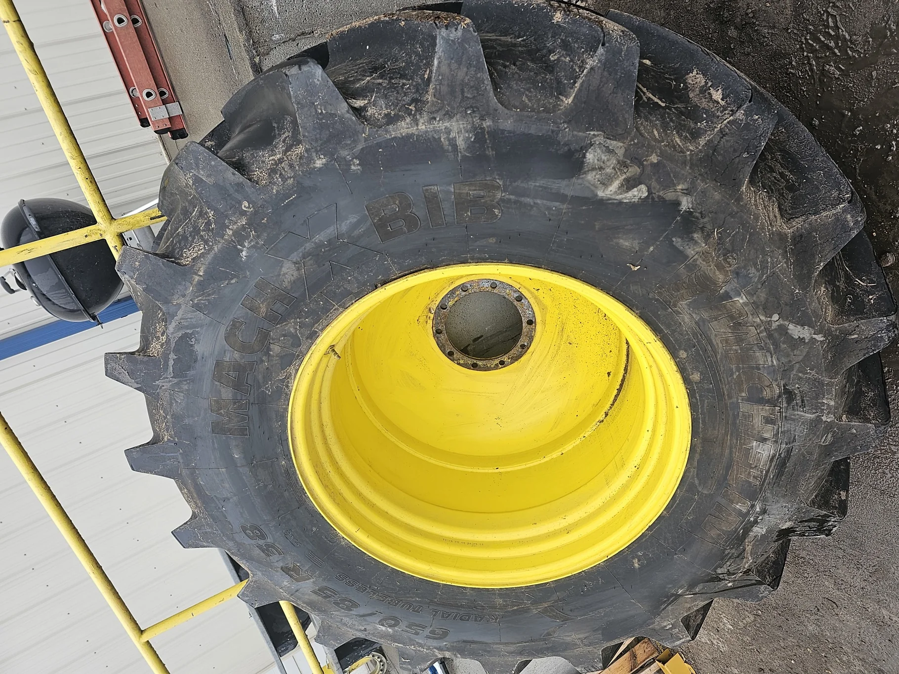 Used 650/85R38 MIchelin Mach X Bib 173B R-1W TL 95% on 23 x 38 JD 10 Bolt Inside DD Wheel -