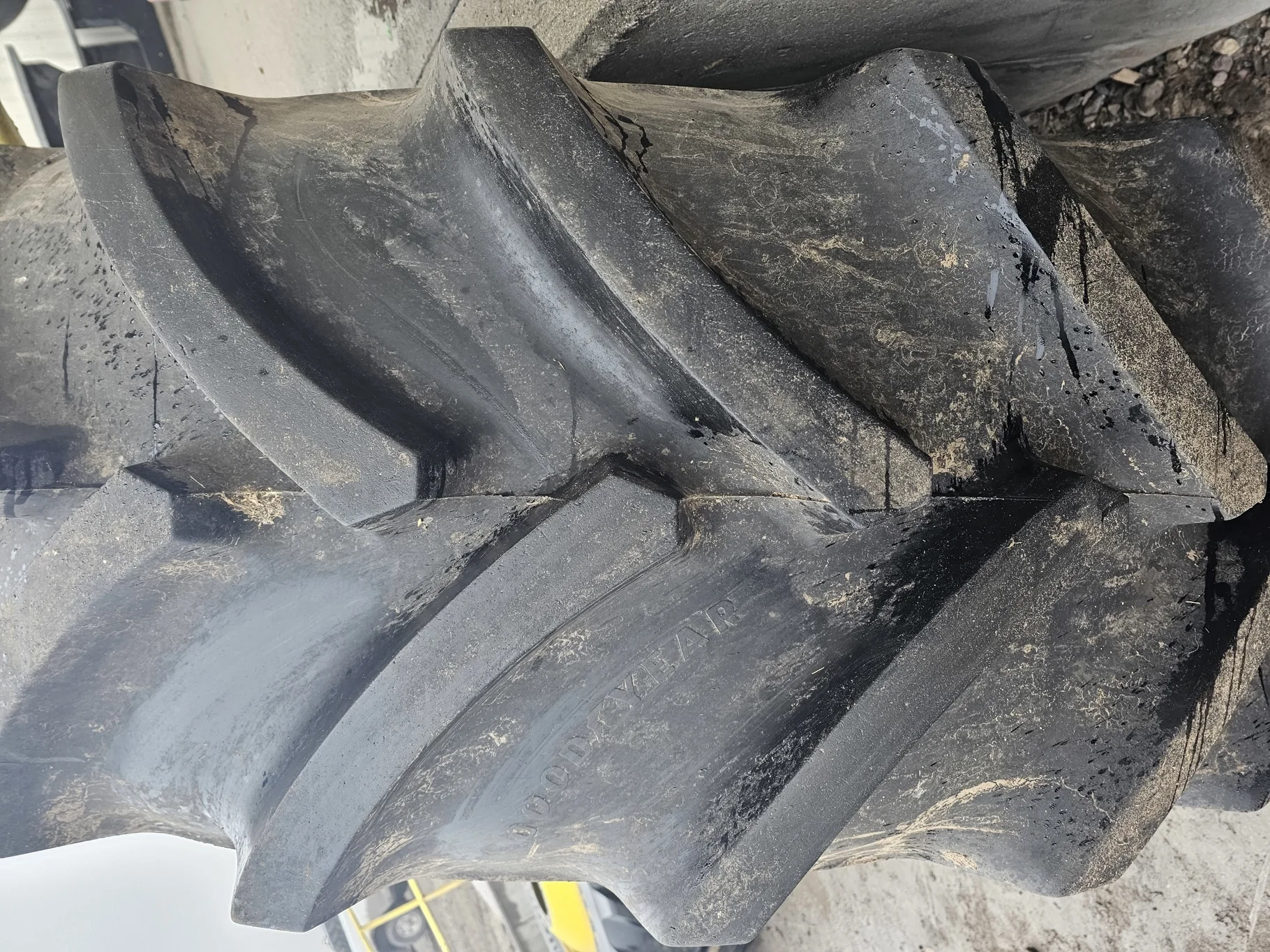 Used 650/85R38 Goodyear Optitrac (173A8/B) R-1W 90% on 23 x 38 10-13-11 JDY DD Wheel image 3