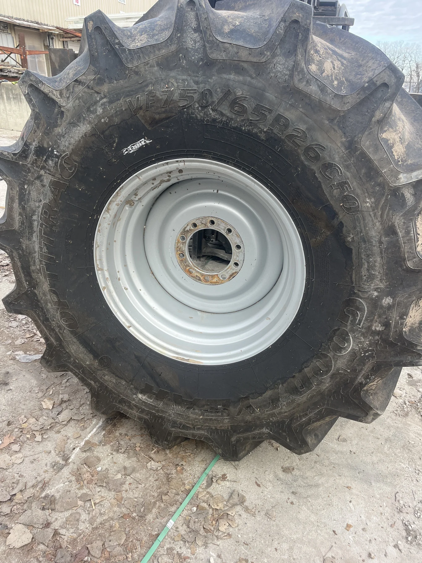 Take-off VF750/65R26 177D Goodyear optitrac TL R-1W 95-100% On 25 x 26 10-8.858-6.92 Titan Silver