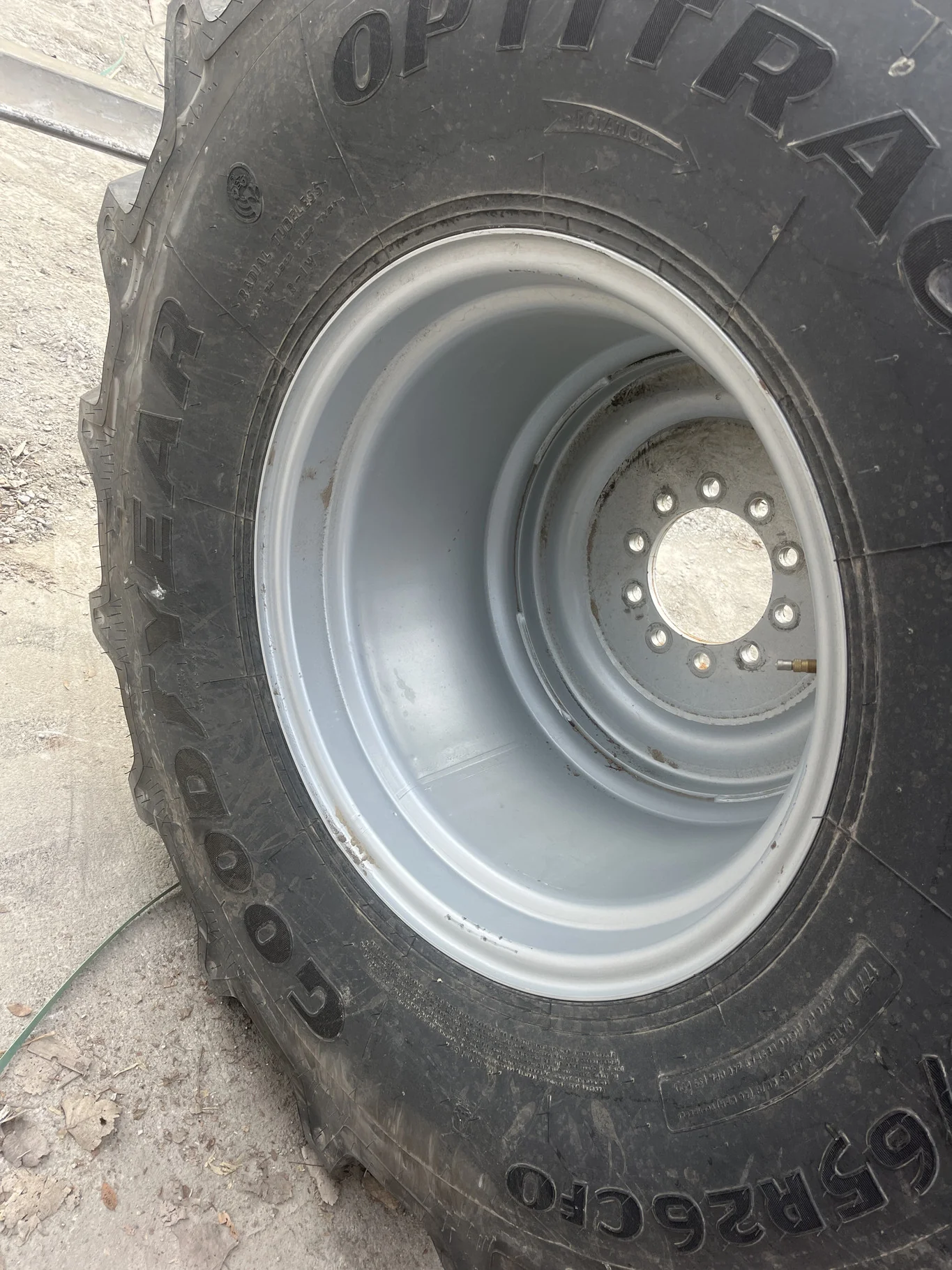 Take-off VF750/65R26 177D Goodyear optitrac TL R-1W 95-100% On 25 x 26 10-8.858-6.92 Titan Silver image 2