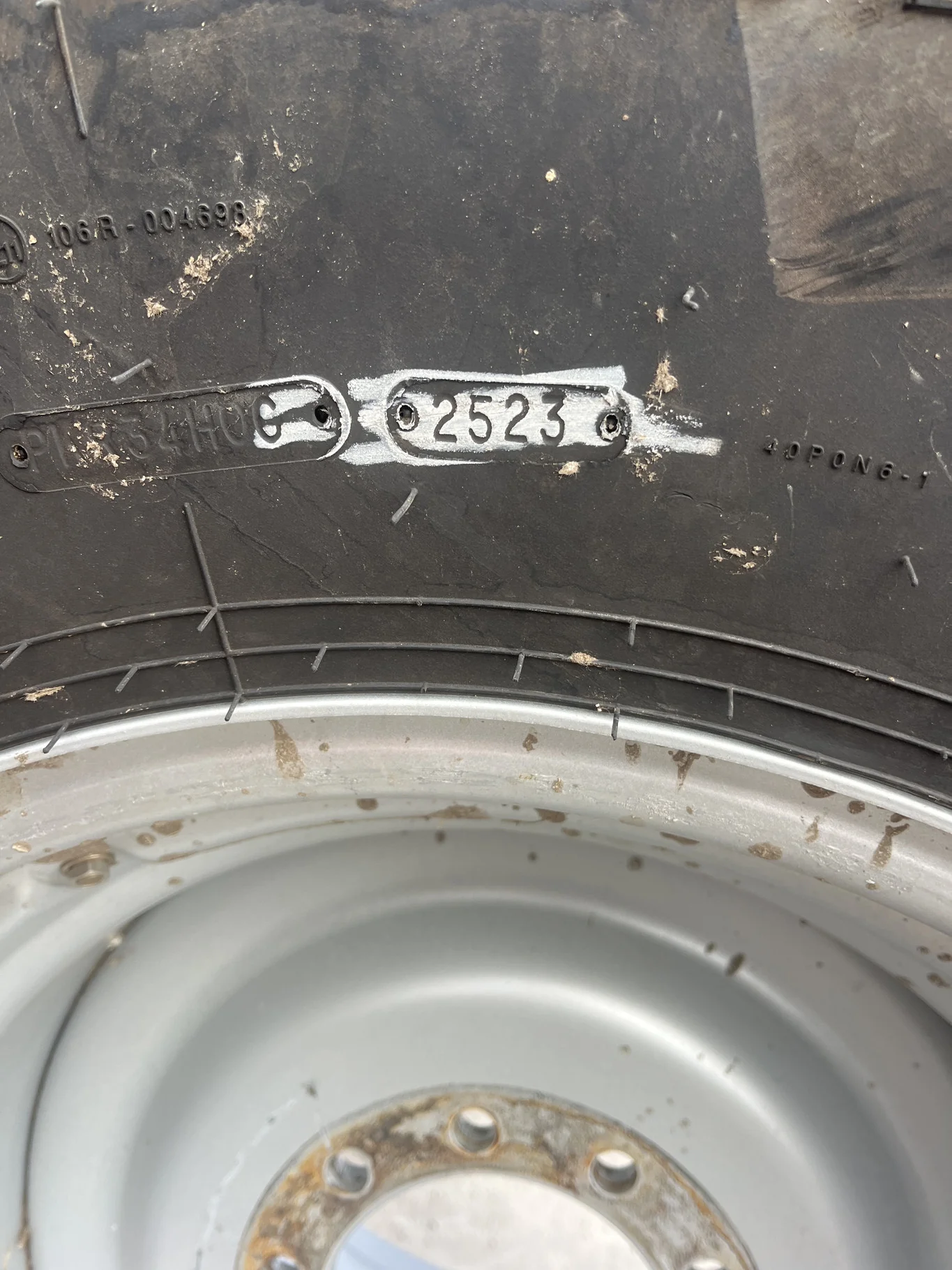 Take-off VF750/65R26 177D Goodyear optitrac TL R-1W 95-100% On 25 x 26 10-8.858-6.92 Titan Silver image 4
