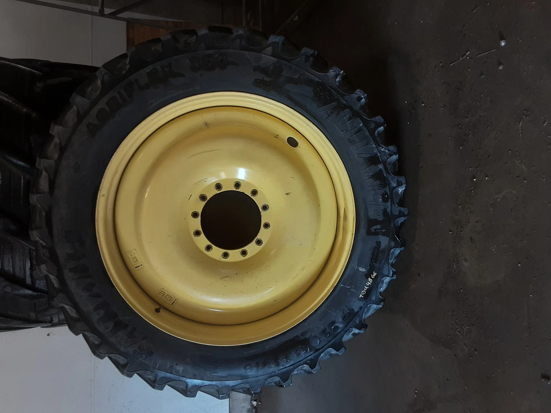 Used IF320/105R46 Alliance 354 AgriFlex R1-W (166D) 80% on a 10 x 46 John Deere Yellow 12 Bolt (.938