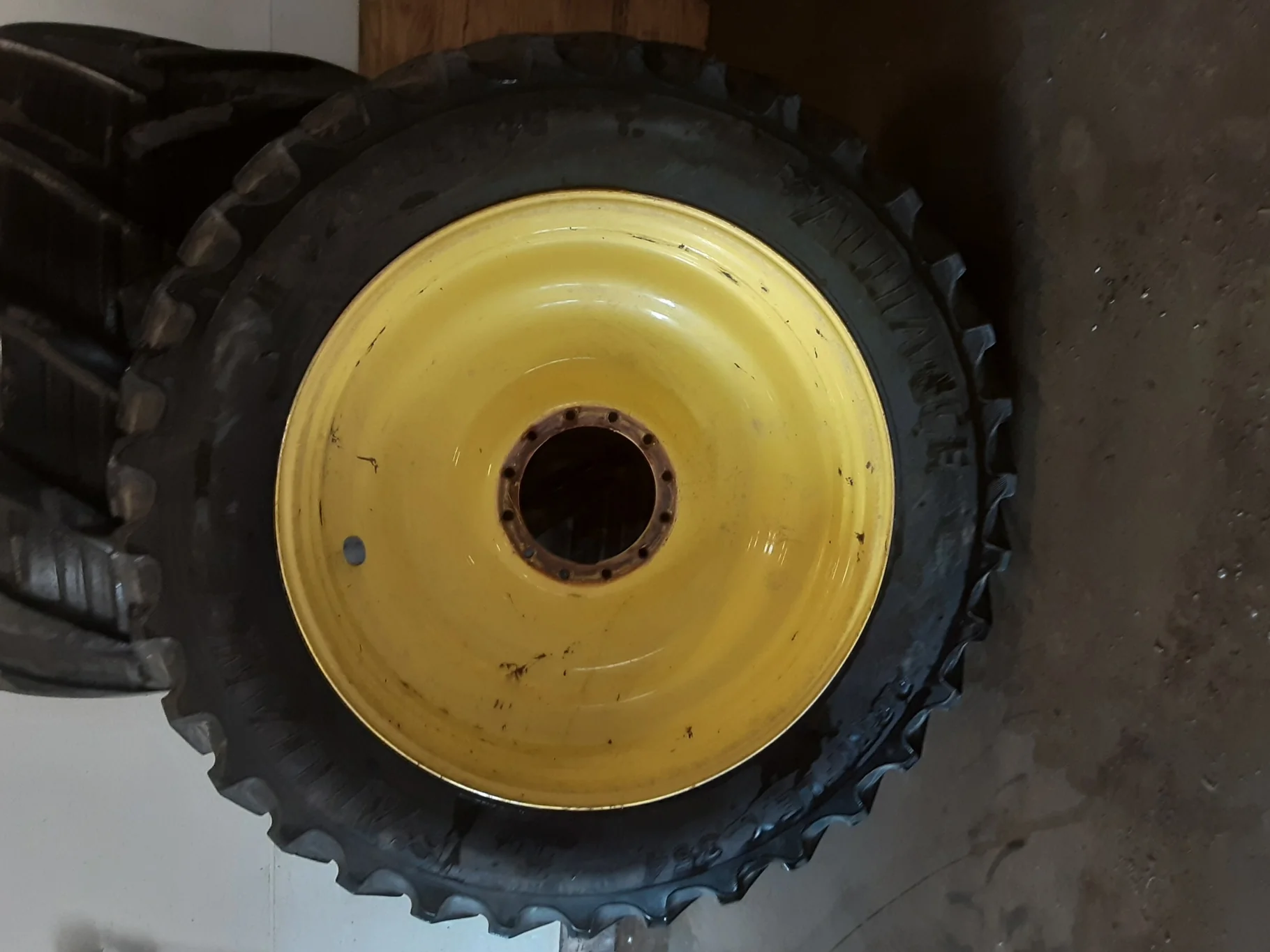 Used IF320/105R46 Alliance 354 AgriFlex R1-W (166D) 80% on a 10 x 46 John Deere Yellow 12 Bolt (.938 image 2