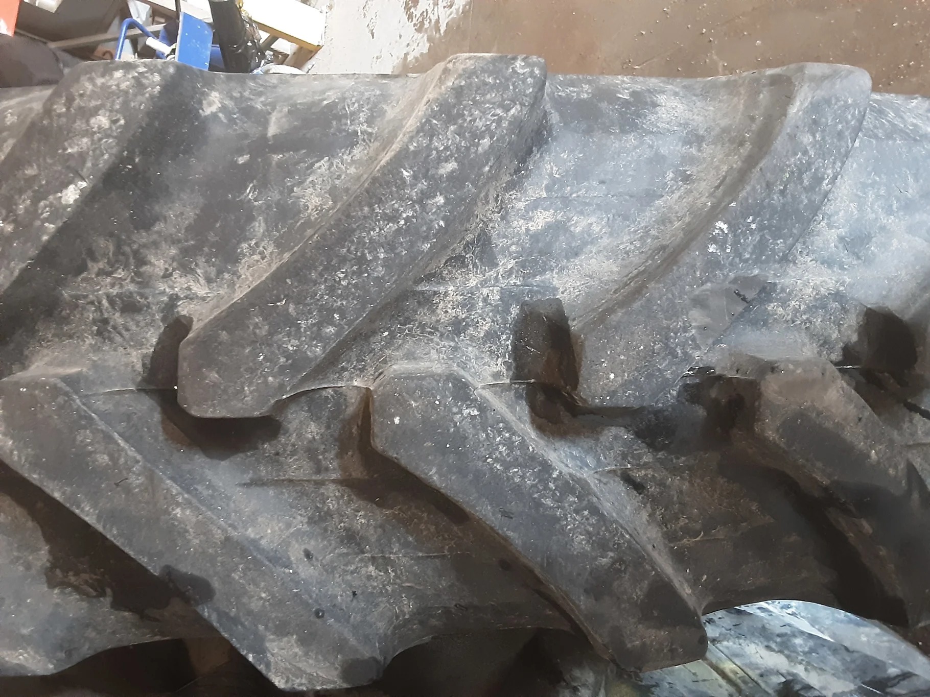 Used IF320/105R46 Alliance 354 AgriFlex R1-W (166D) 80% on a 10 x 46 John Deere Yellow 12 Bolt (.938 image 3