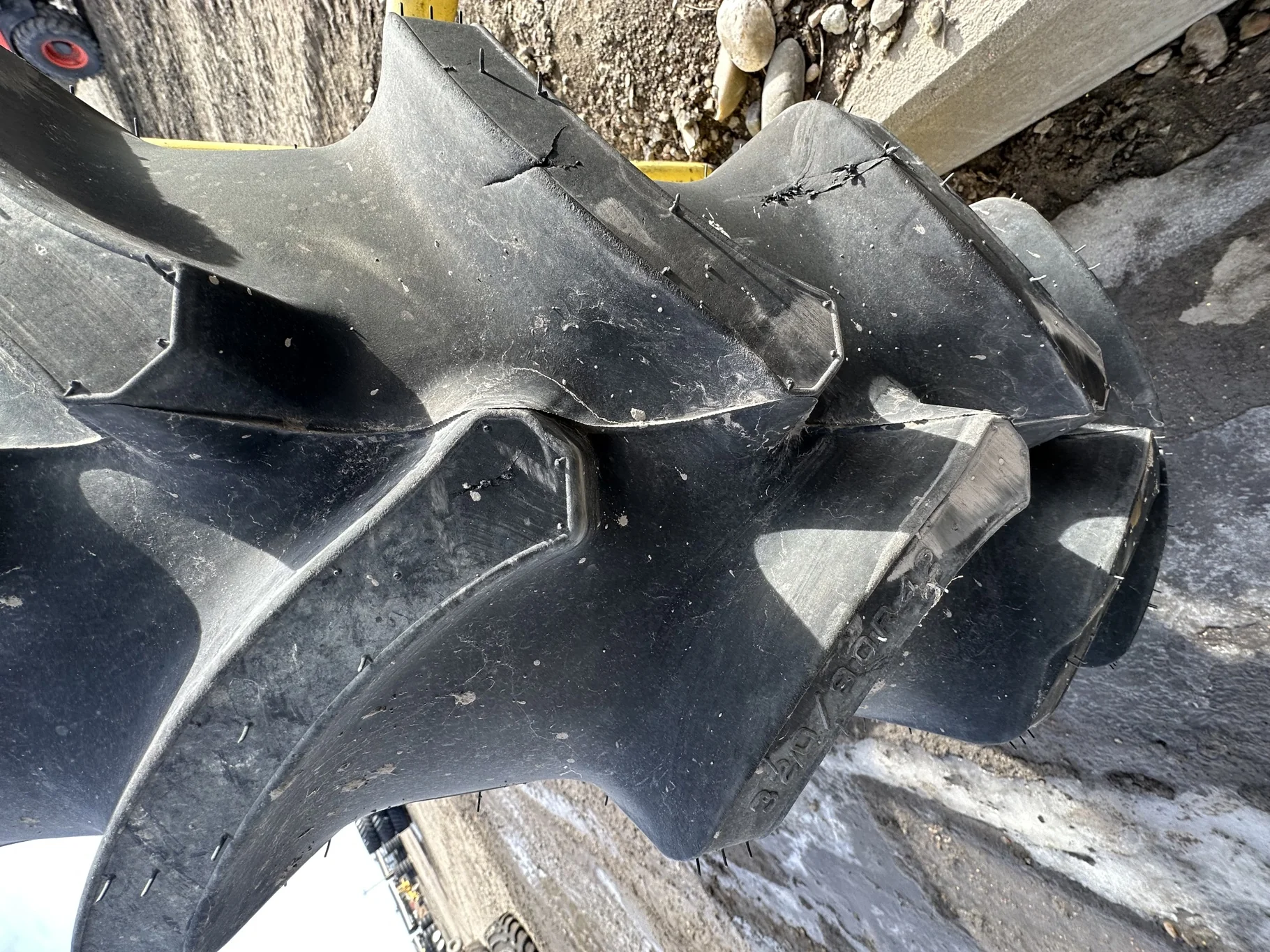 TAKE-OFF 320/90R42 Firestone Radial 9000 R-1W (139B) TL on a 10 X 42 JD Yellow GKN 4/2 Rail Wheel ( image 2