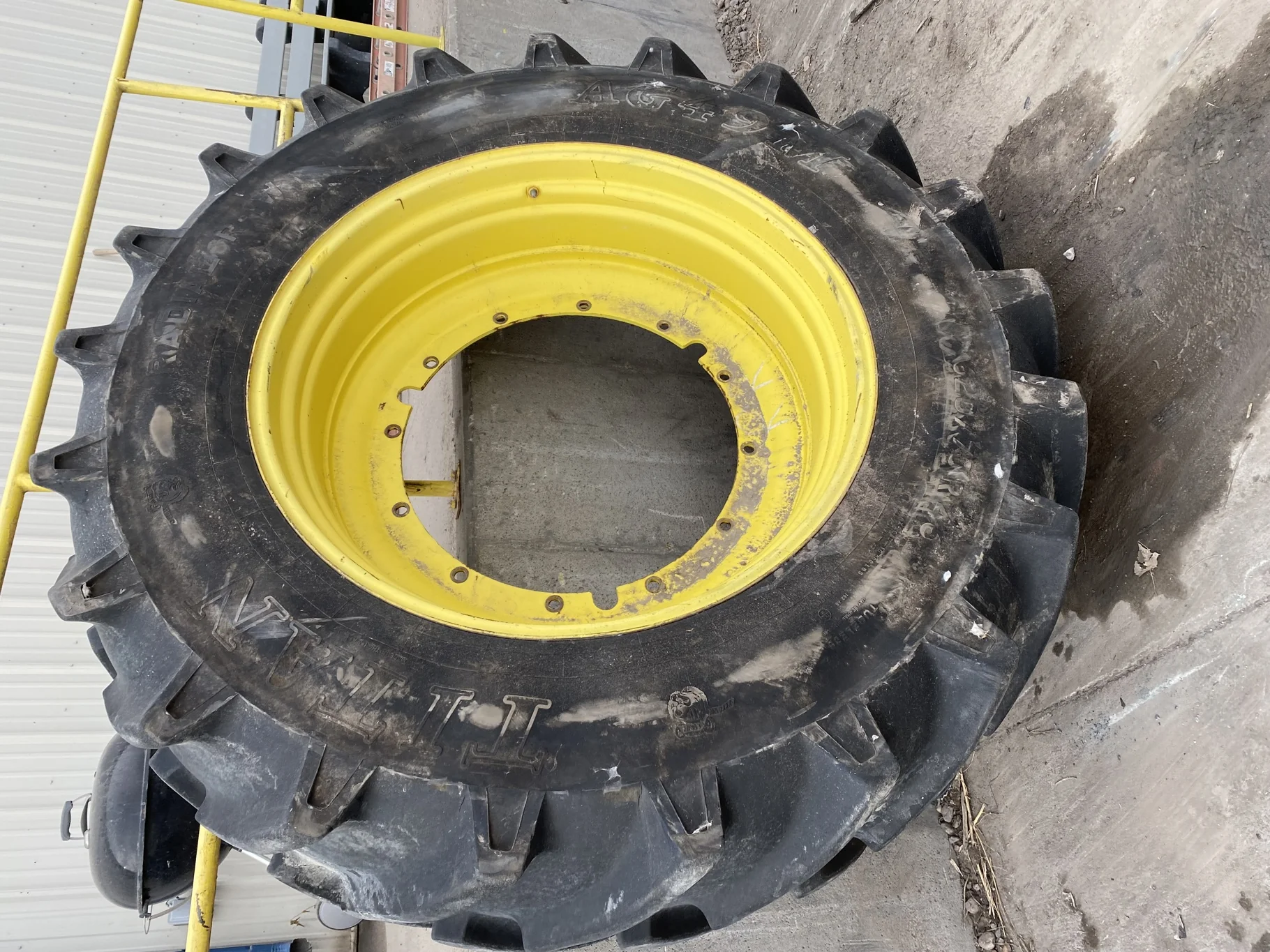 Used 620/70R46 Titan AG49M R-1W (162A8/B) TL 90% on 20 X 46 12-32.047-30.17 JDY Sprayer Stub image 2