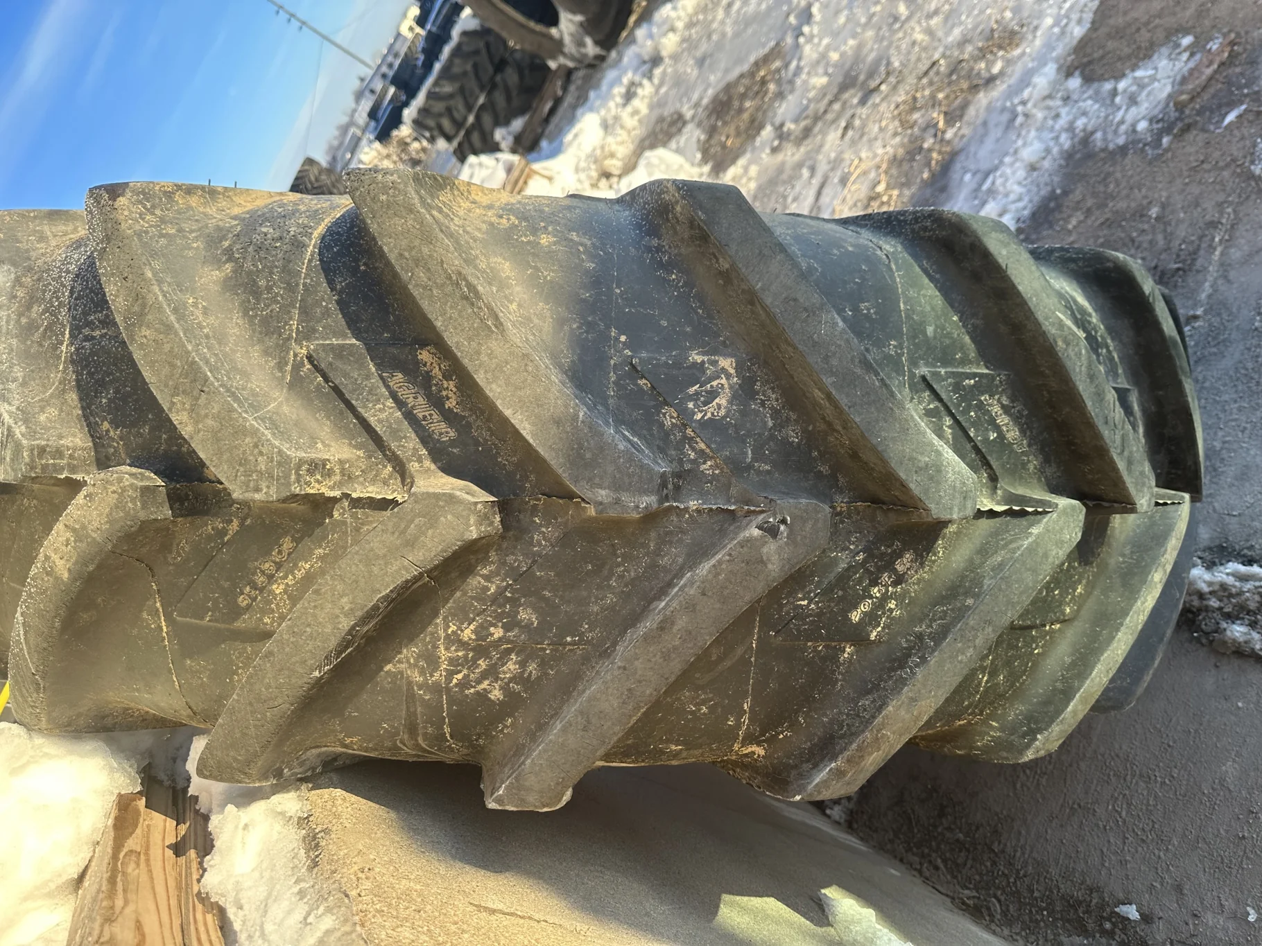 Used 20.8R38 159A8/156B Michelin AgriBib R-1W TL 85% On 18 x 38 10 Bolt (.937) Dual Wheel Fendt Red image 4