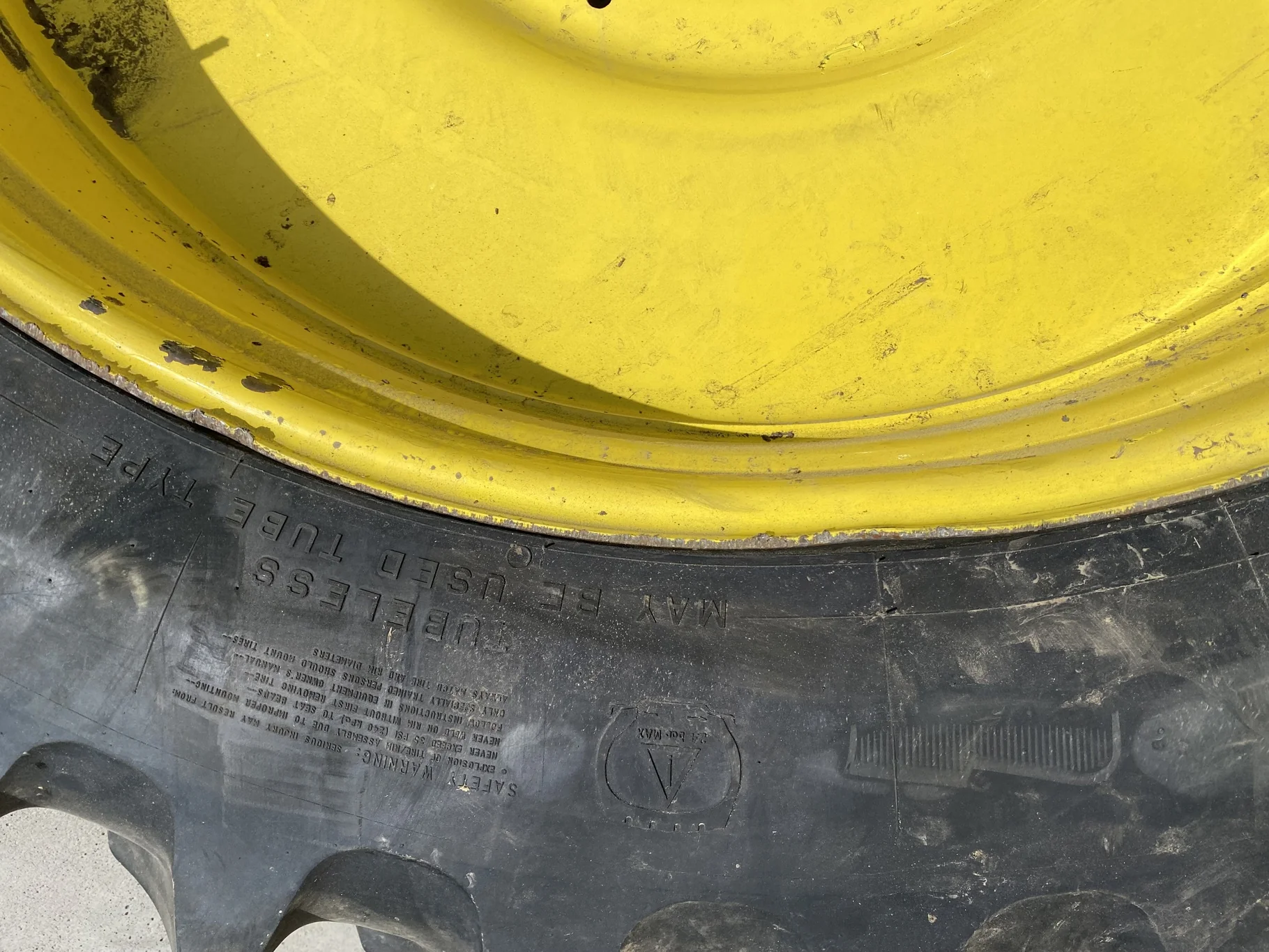 Used 380/90R54 Firestone Radial 9000 R-1W (152B) TL 98%  on a 12 x 54 JD Yellow 10 Bolt (.937) image 4