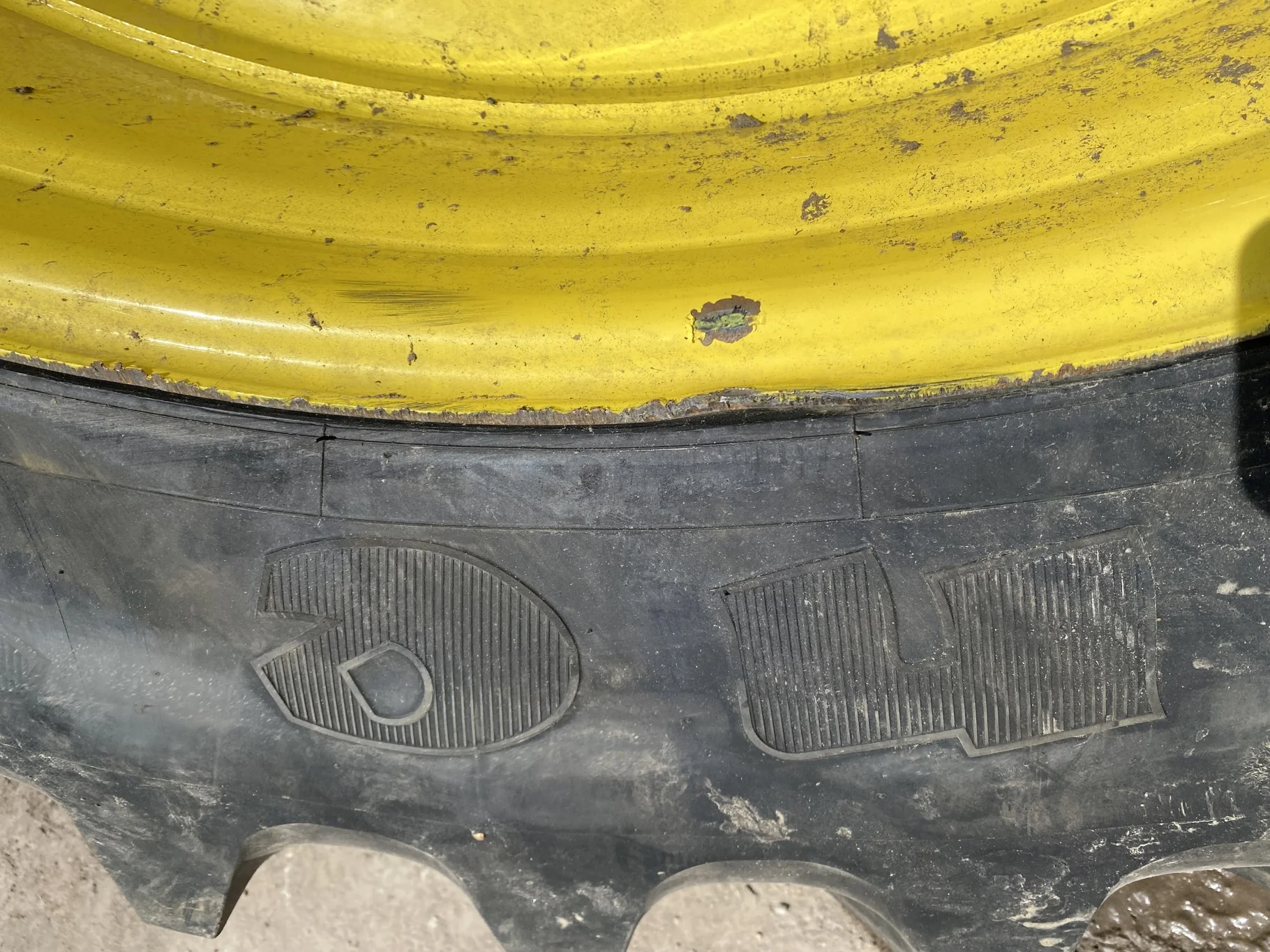 Used 380/90R54 Firestone Radial 9000 R-1W (152B) TL 98%  on a 12 x 54 JD Yellow 10 Bolt (.937) image 5