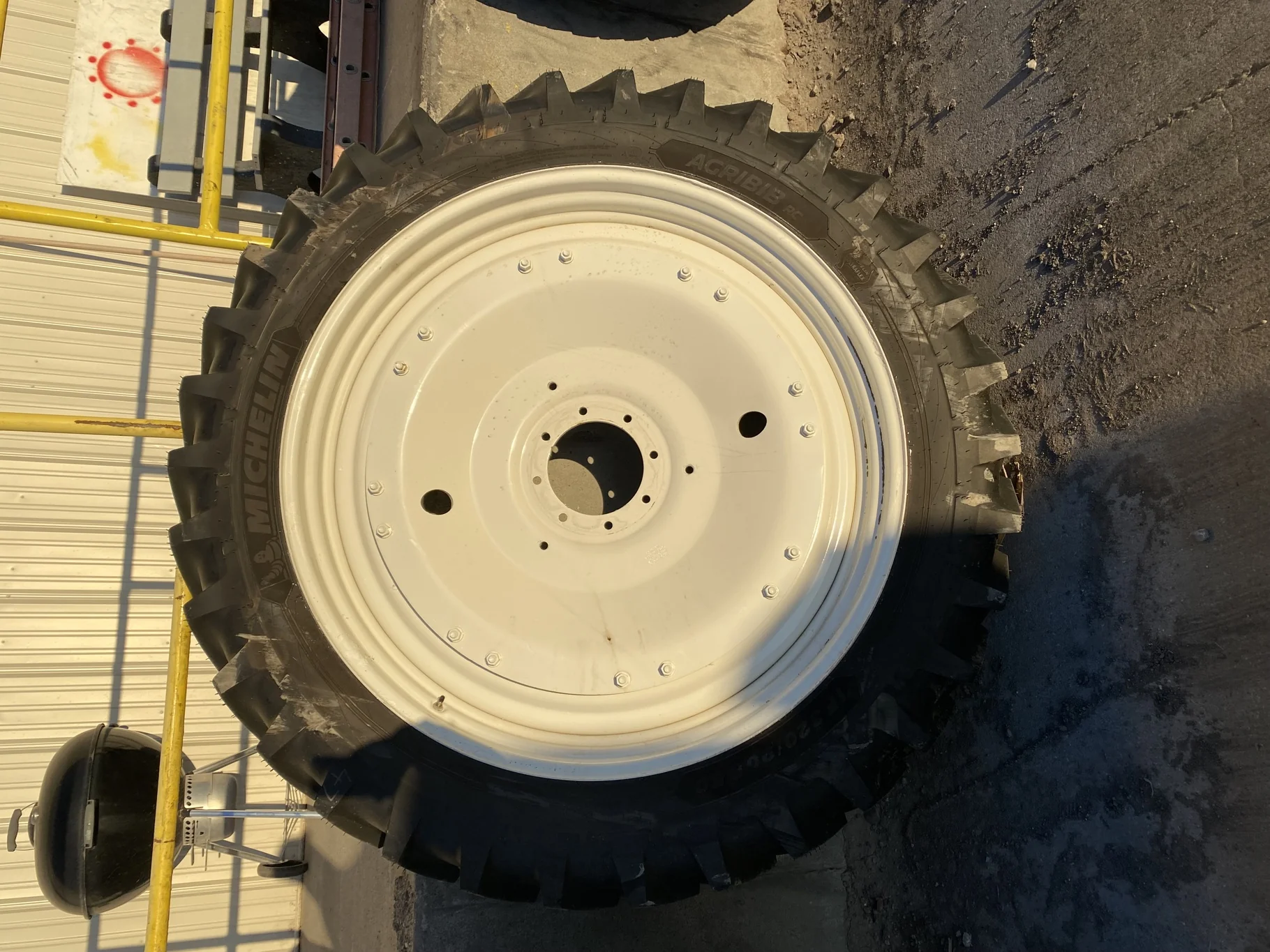 Take-Off IF320/90R50 Michelin AgriBib Row Crop R-1W 158A8 TL on a 10 X 50 NH White 16 Bolt