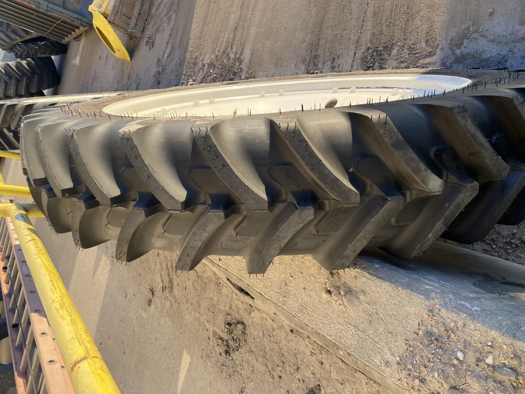 Take-Off IF320/90R50 Michelin AgriBib Row Crop R-1W 158A8 TL on a 10 X 50 NH White 16 Bolt image 3