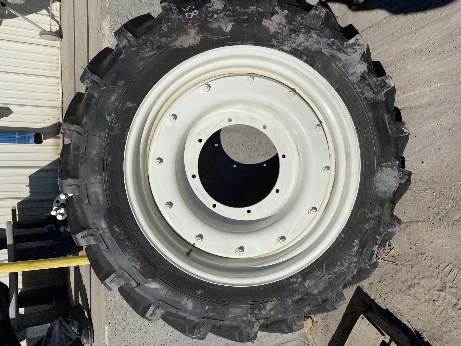 Take-Off 320/85R34 (12.4R34) 133A8/133B Michelin AgriBib 2 R-1W TL On 10 x 34 12B NH White Wheel