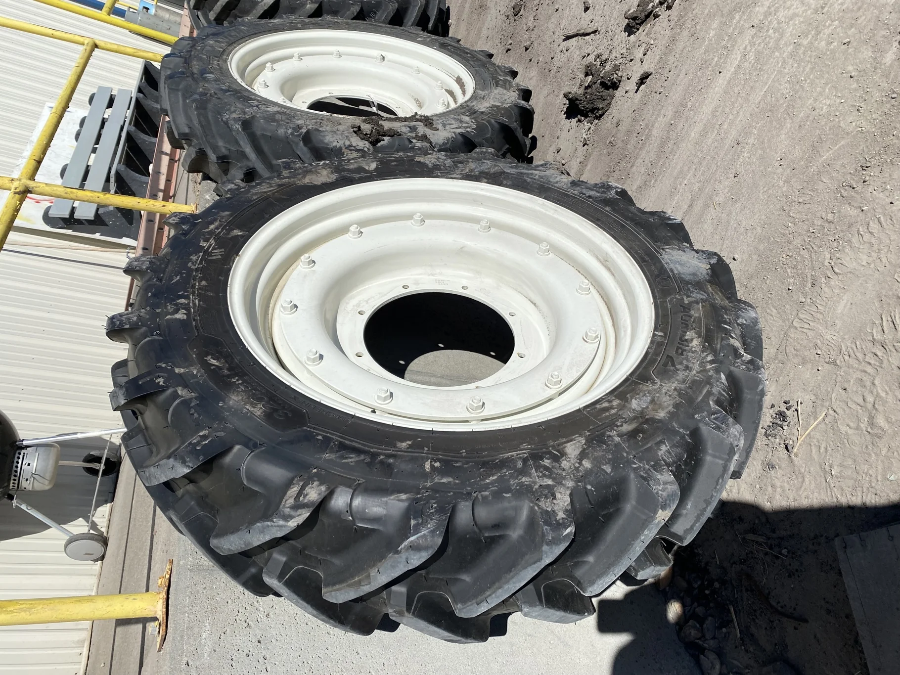 Take-Off 320/85R34 (12.4R34) 133A8/133B Michelin AgriBib 2 R-1W TL On 10 x 34 12B NH White Wheel image 2